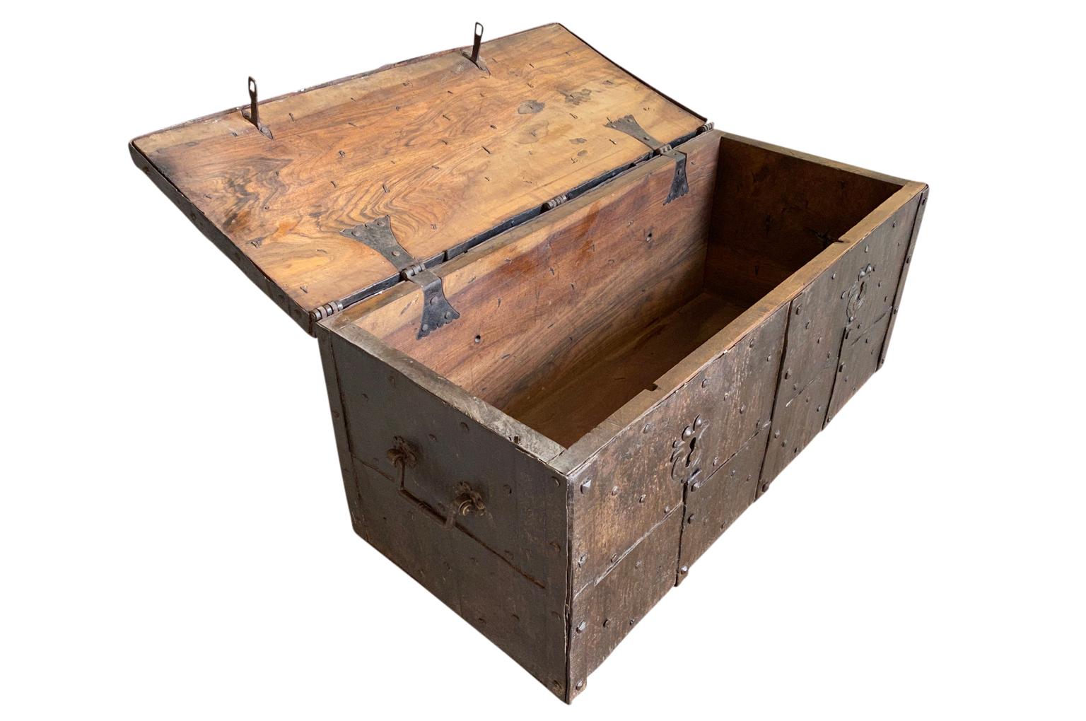 Coffre Forte italien du 17ème siècle, solide boîte en vente 8