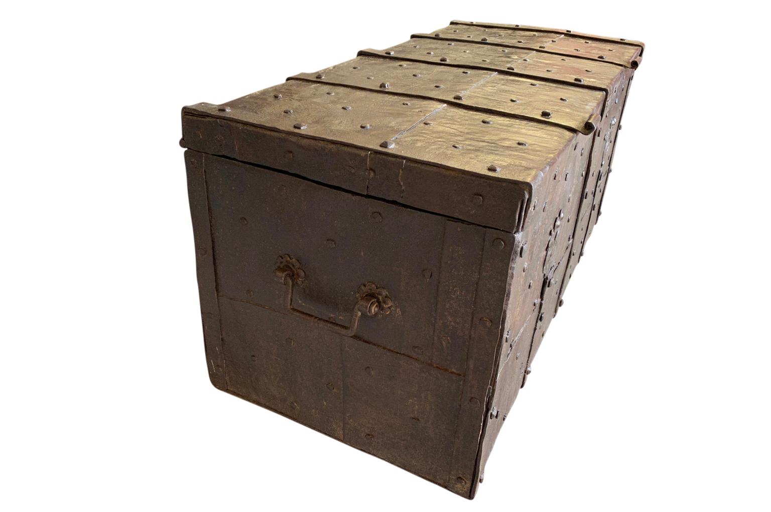 Fer Coffre Forte italien du 17ème siècle, solide boîte en vente