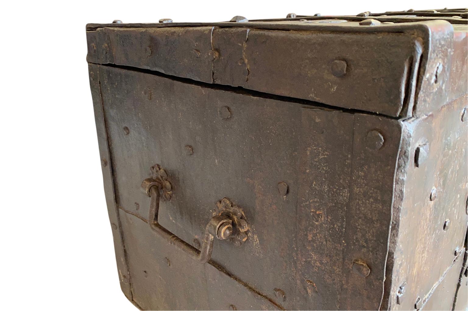 Coffre Forte italien du 17ème siècle, solide boîte en vente 2