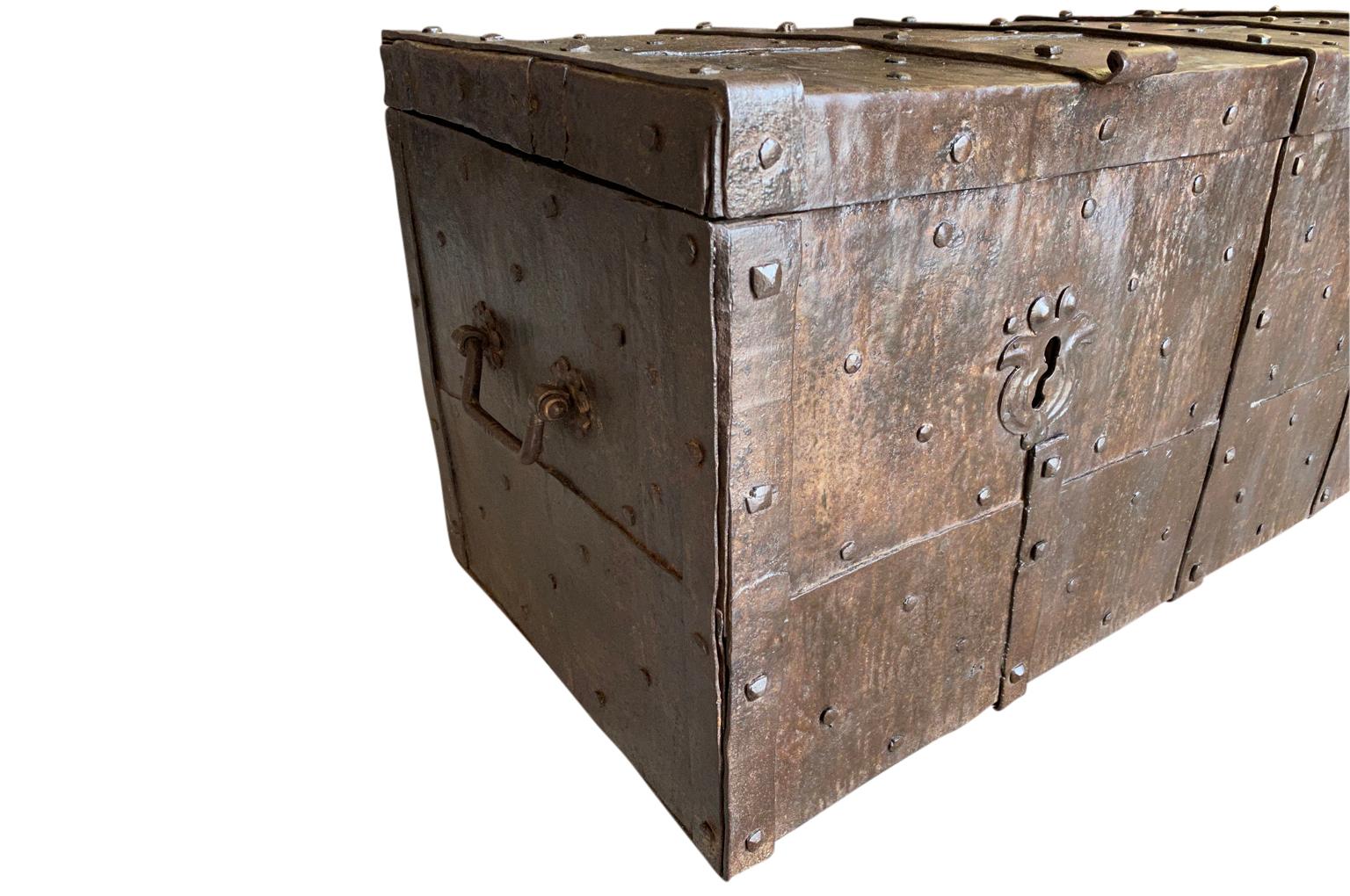 Coffre Forte italien du 17ème siècle, solide boîte en vente 3