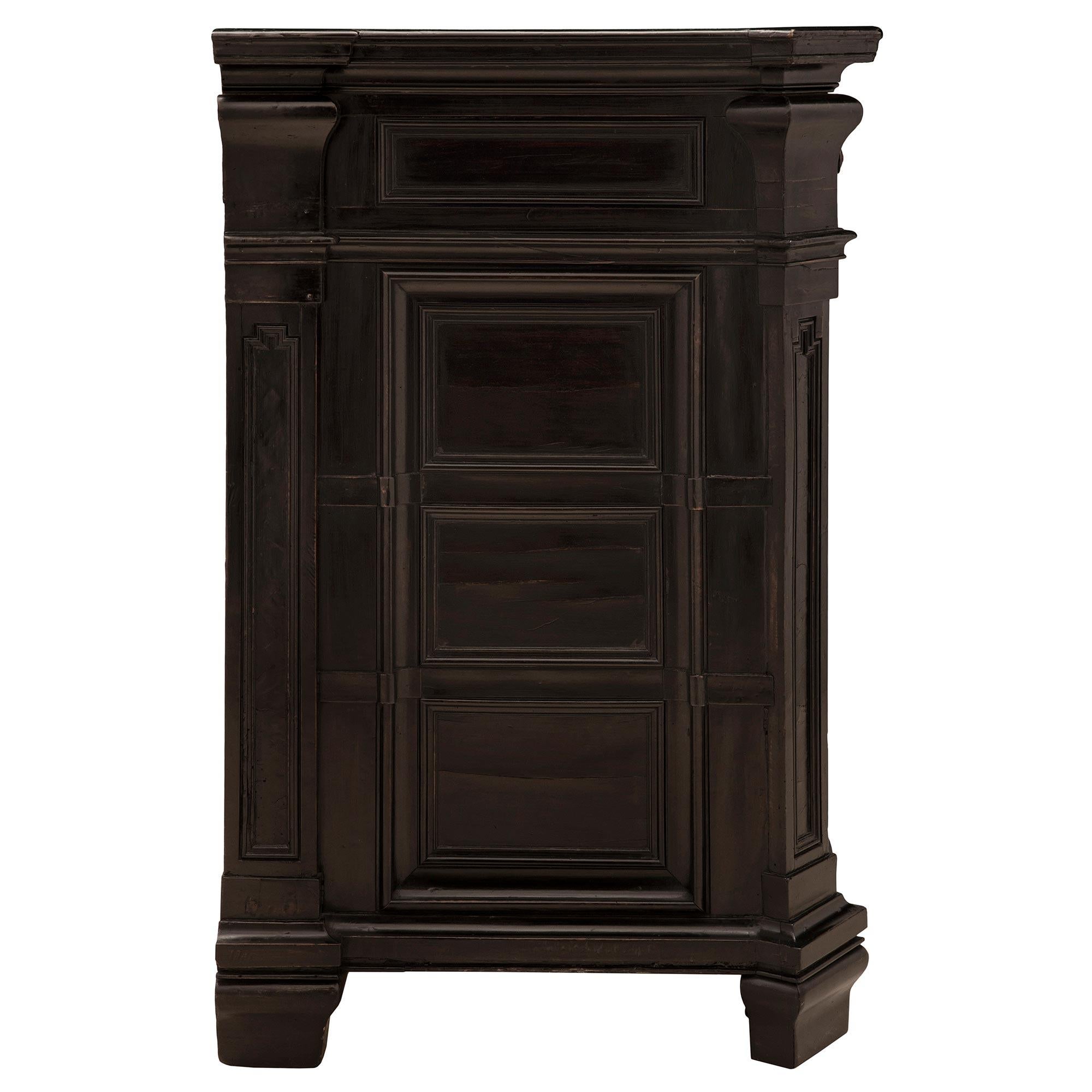 Commode italienne du 17ème siècle en bois fruitier ébénisé de Milan Bon état - En vente à West Palm Beach, FL