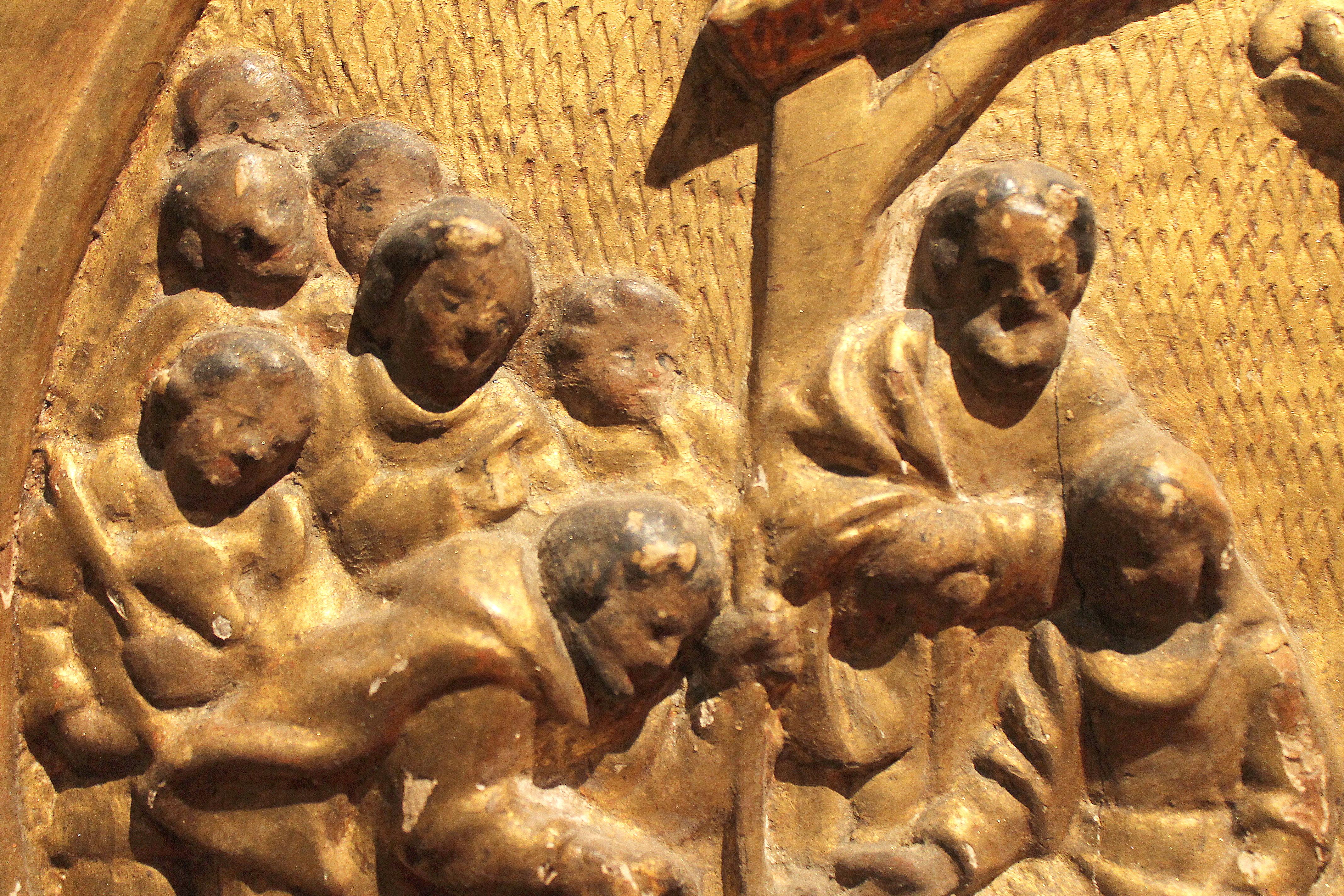Sculpture d'autel italienne du 17ème siècle en bois doré sculptée à la main en haut-relief en vente 3