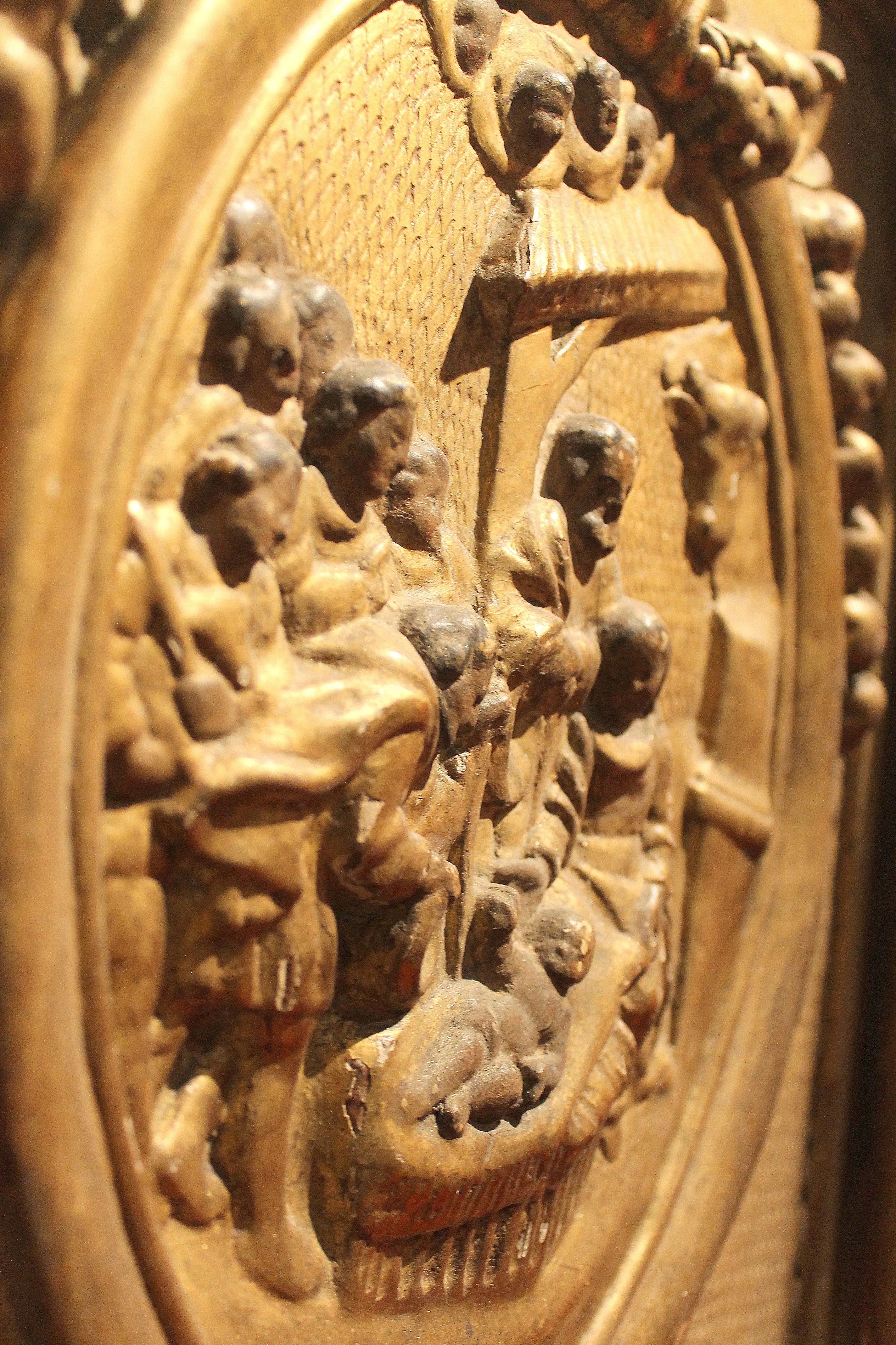 Sculpture d'autel italienne du 17ème siècle en bois doré sculptée à la main en haut-relief en vente 6