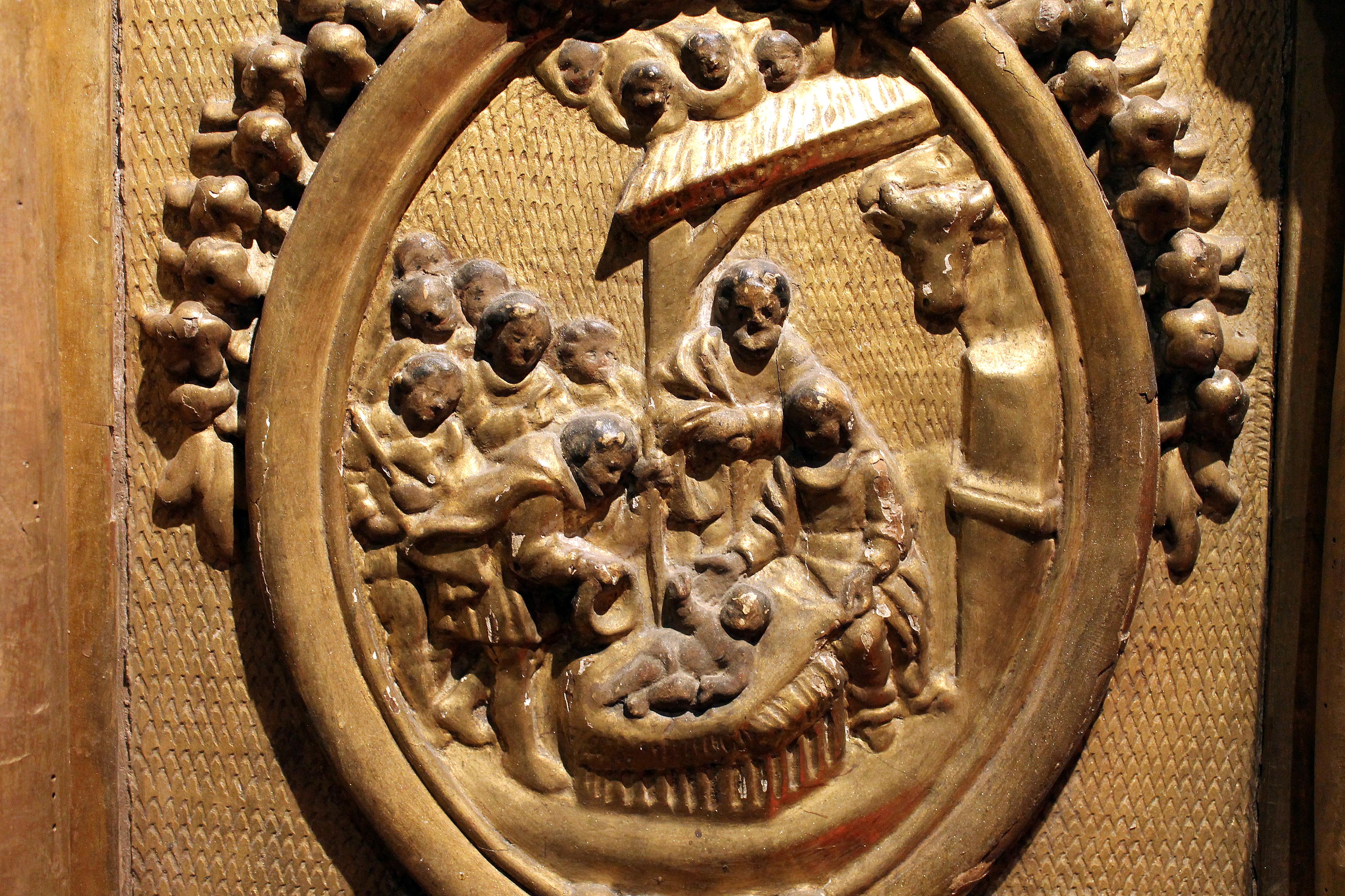 Sculpté à la main Sculpture d'autel italienne du 17ème siècle en bois doré sculptée à la main en haut-relief en vente