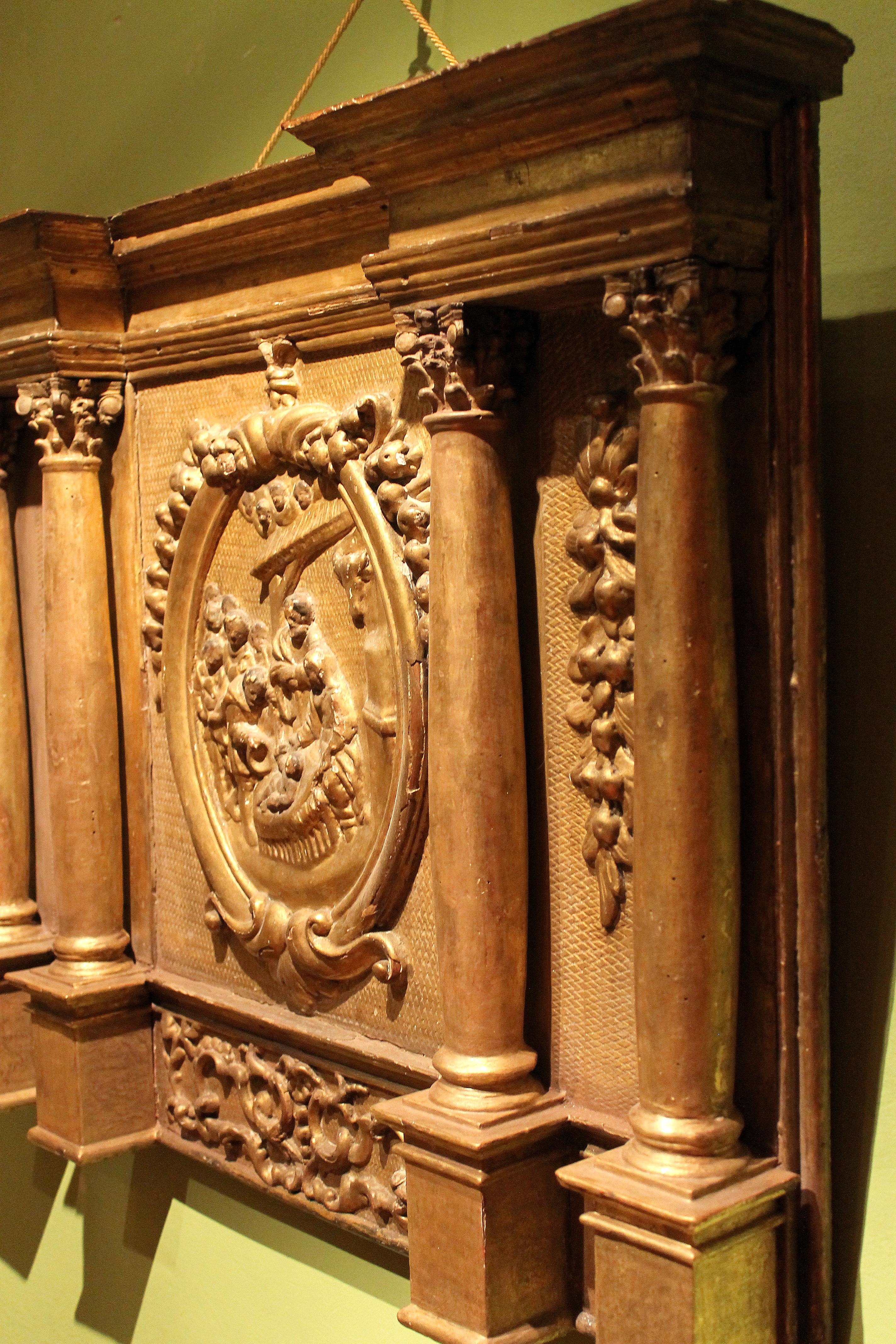 Italienische italienische Altarskulptur aus vergoldetem Holz aus dem 17. Jahrhundert, handgeschnitzt in Hochrelief (Vergoldetes Holz) im Angebot