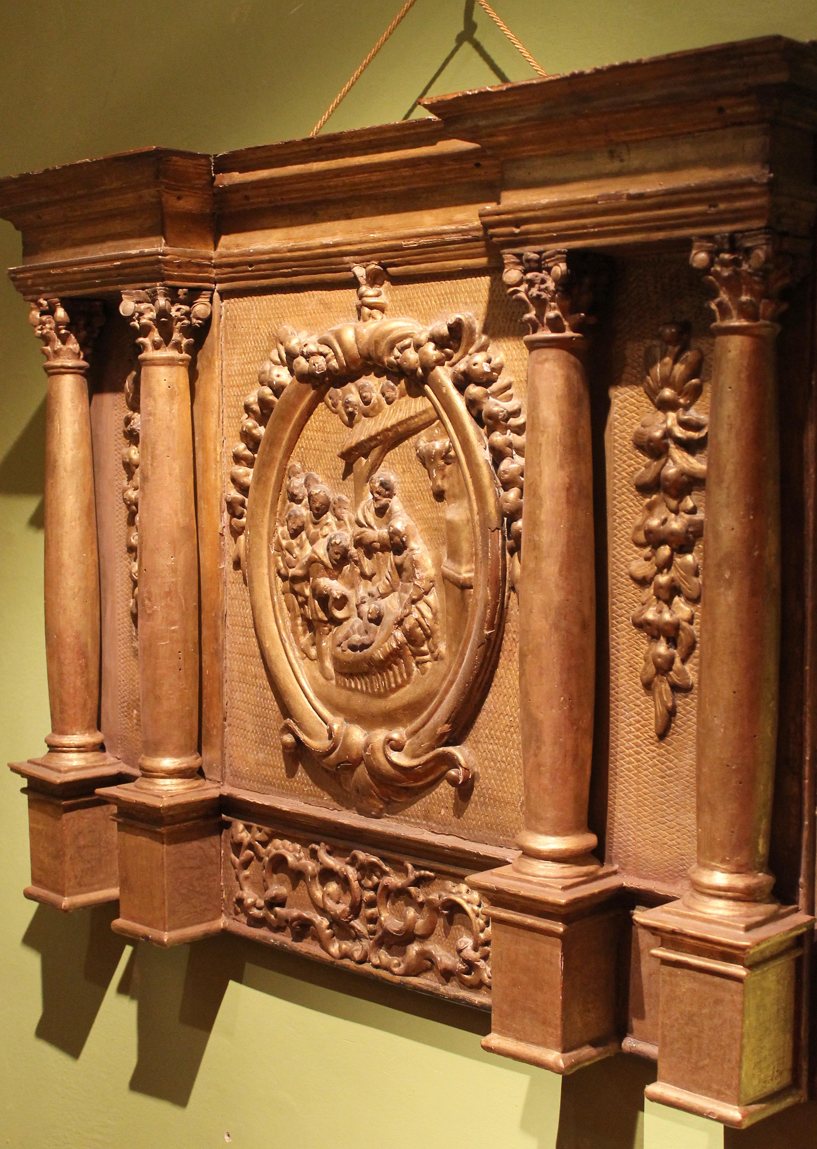 Sculpture d'autel italienne du 17ème siècle en bois doré sculptée à la main en haut-relief en vente 1