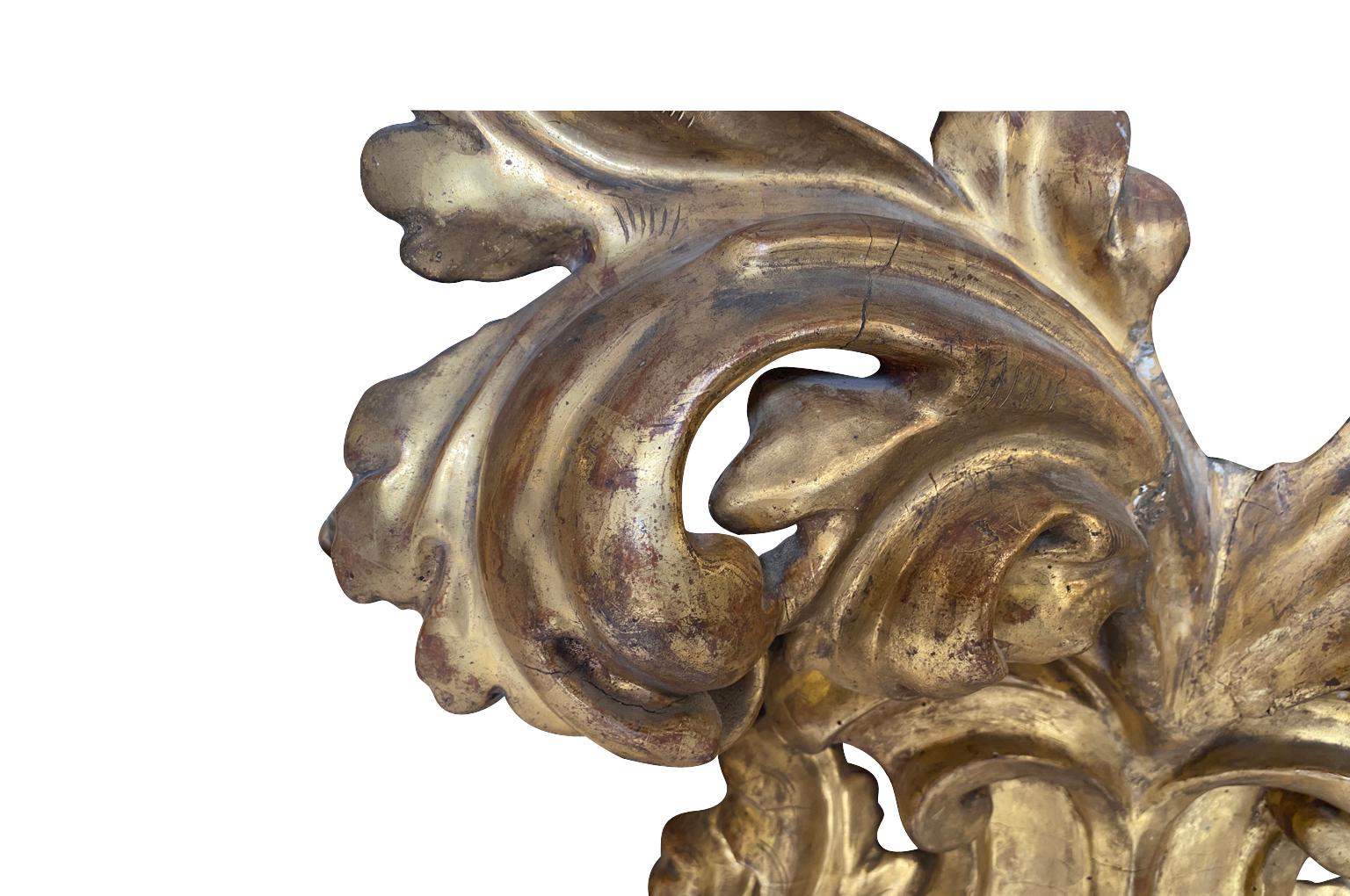 Miiror italien en bois doré du 17ème siècle en vente 5