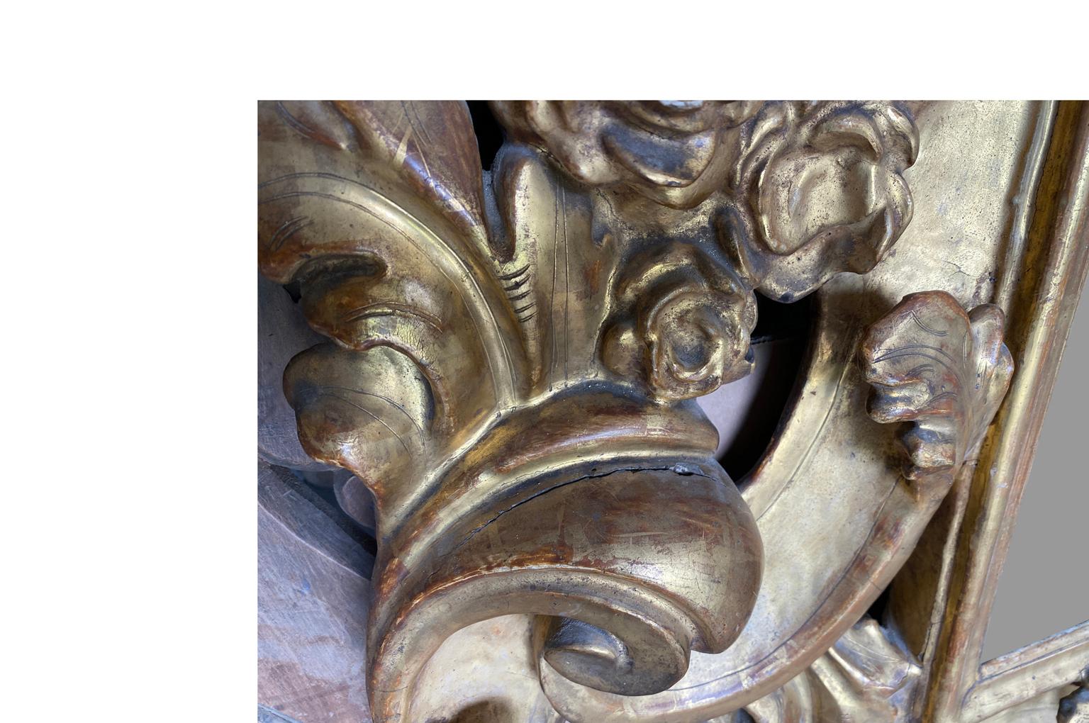 Miiror italien en bois doré du 17ème siècle en vente 8