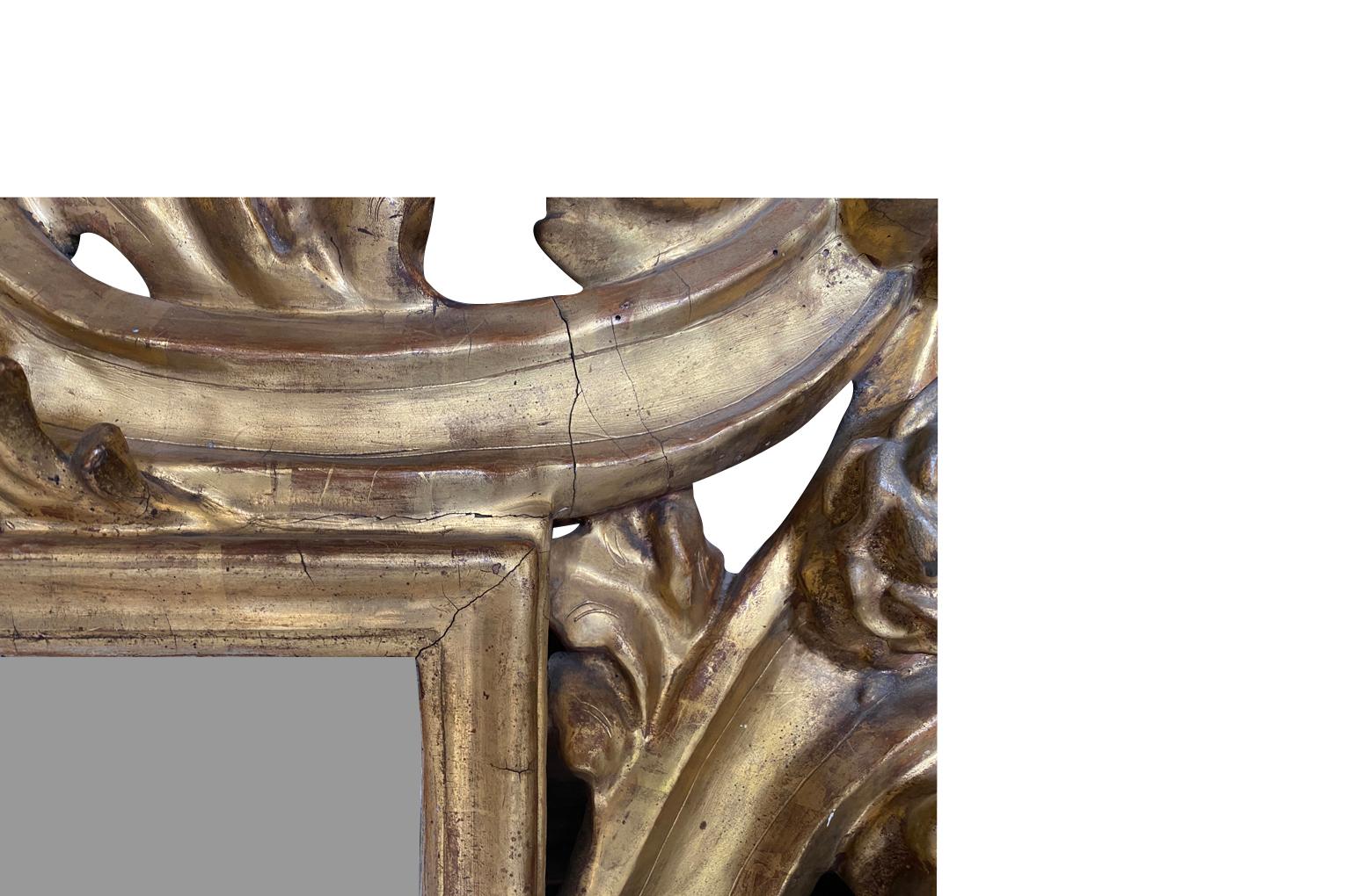 Miiror italien en bois doré du 17ème siècle en vente 10
