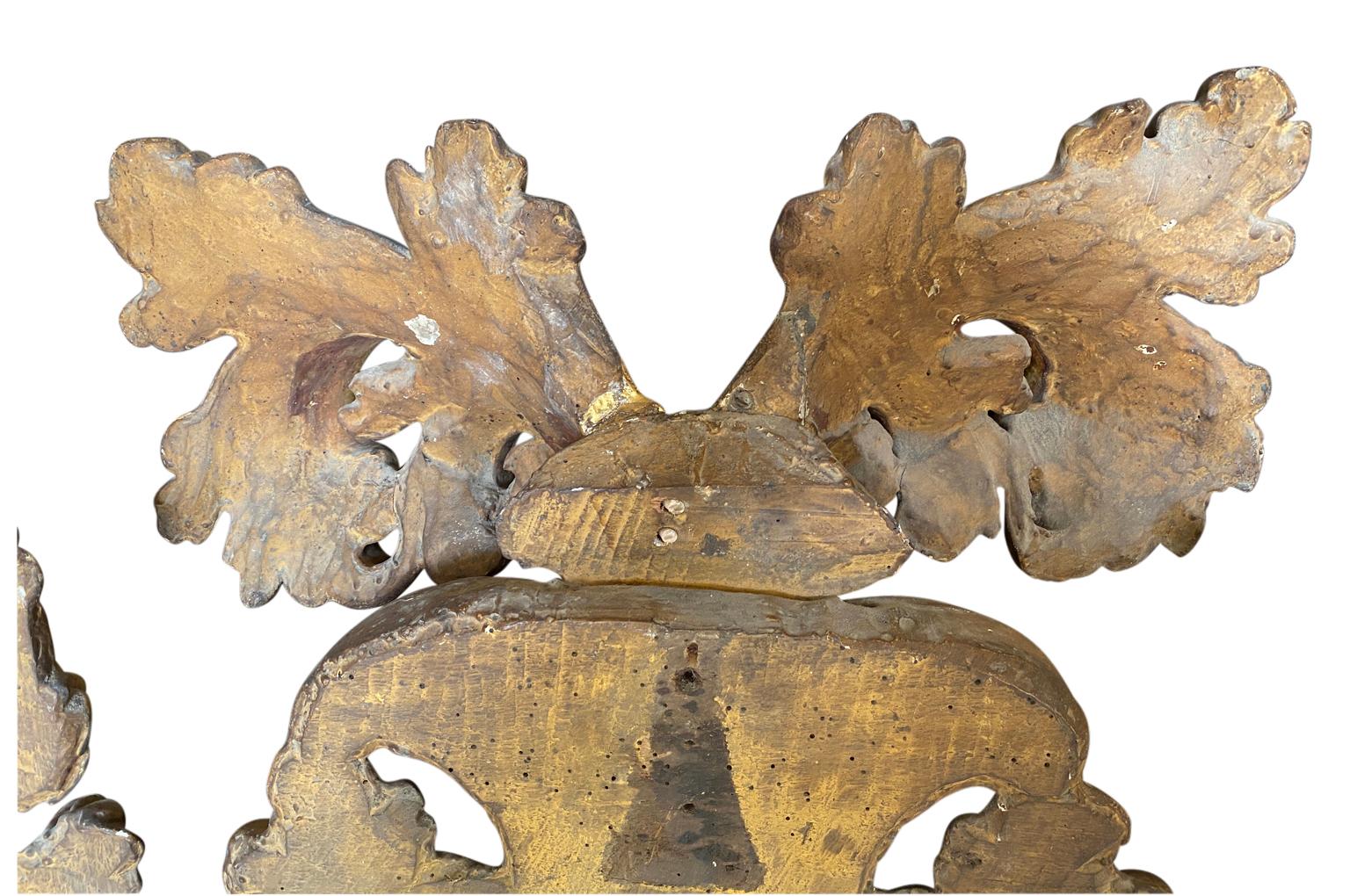 Miiror italien en bois doré du 17ème siècle en vente 13