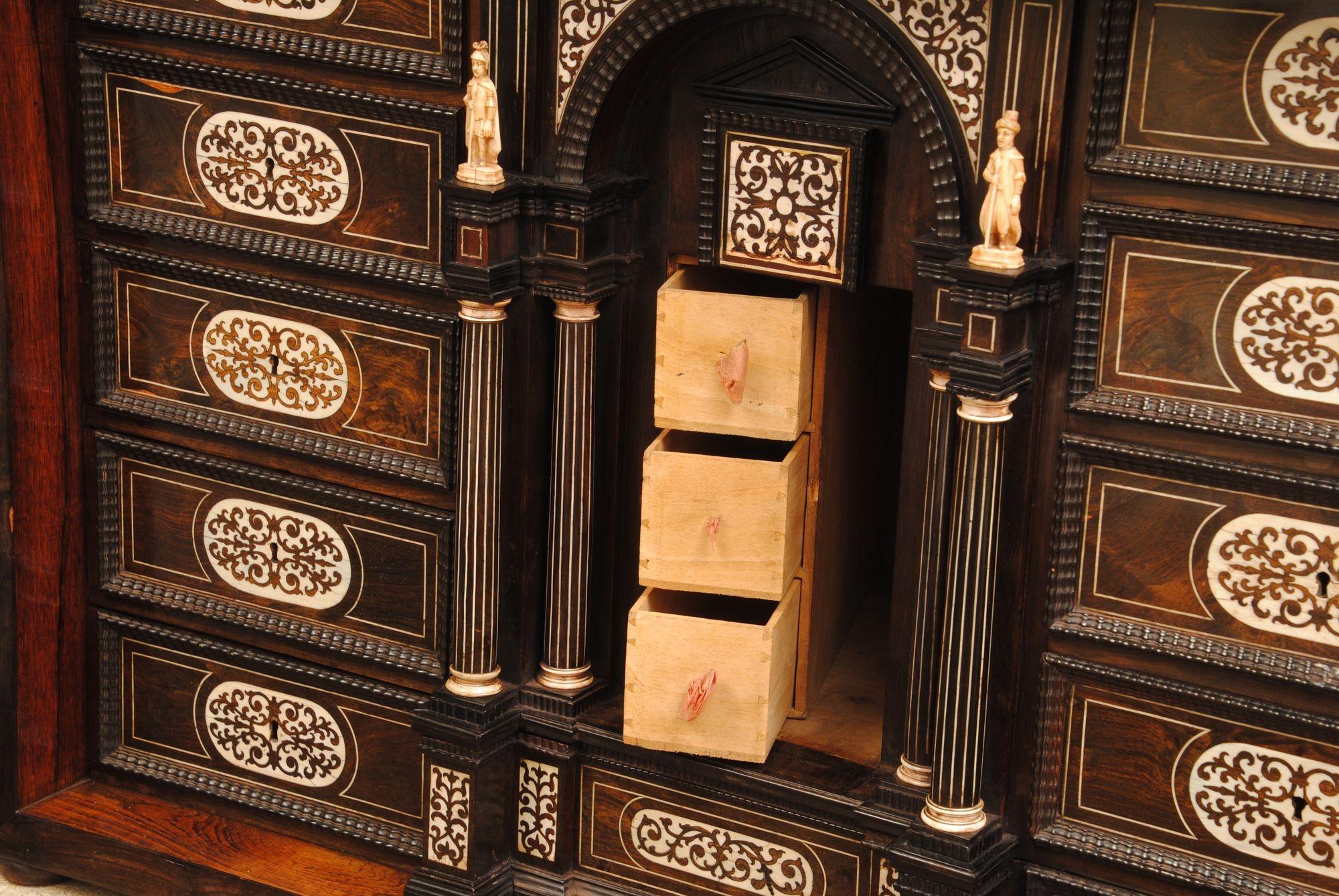 Italian 17th Century inlaid Table Cabinet 3
