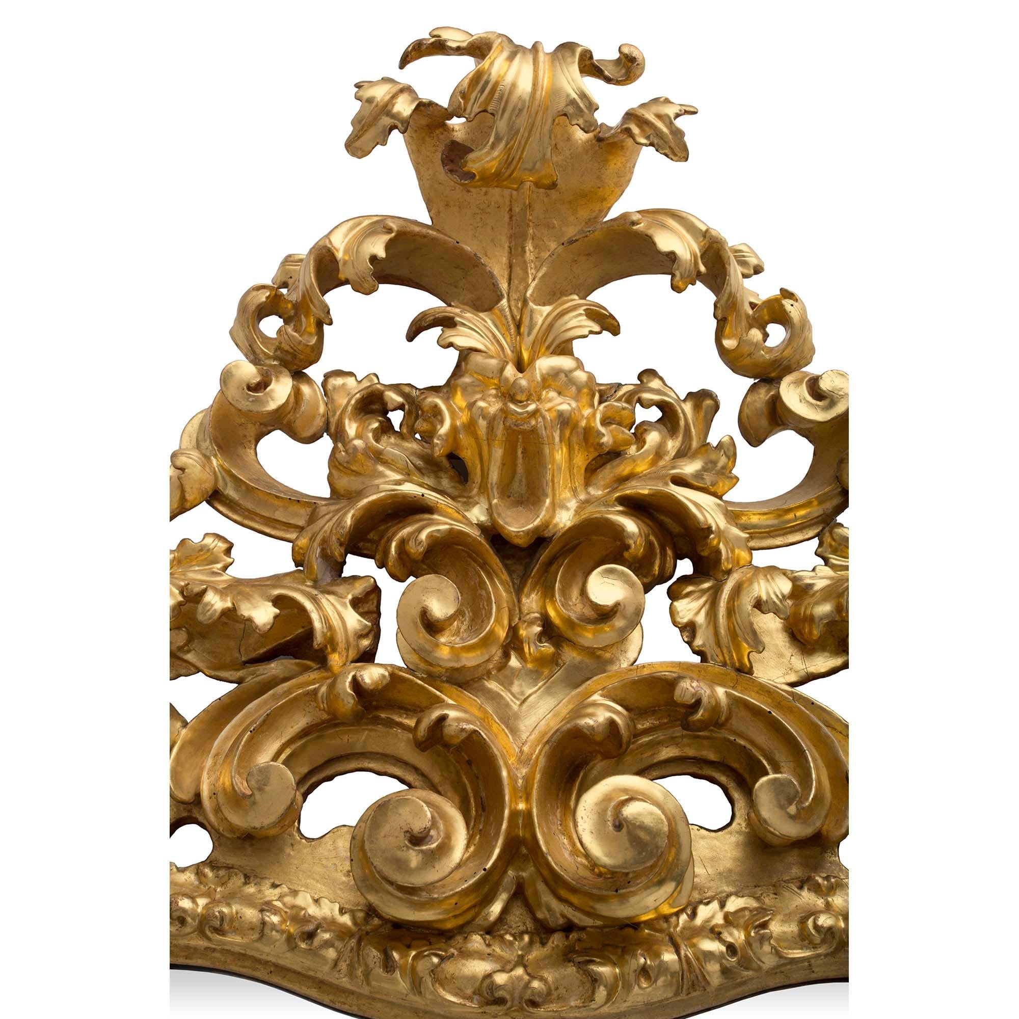 Baroque Miroir italien en bois doré baroque d'époque Louis XIV du 17ème siècle en vente