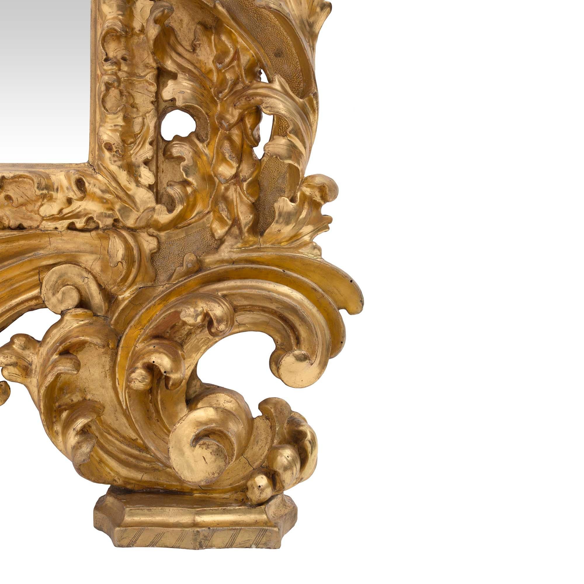 Miroir italien en bois doré baroque d'époque Louis XIV du 17ème siècle en vente 1