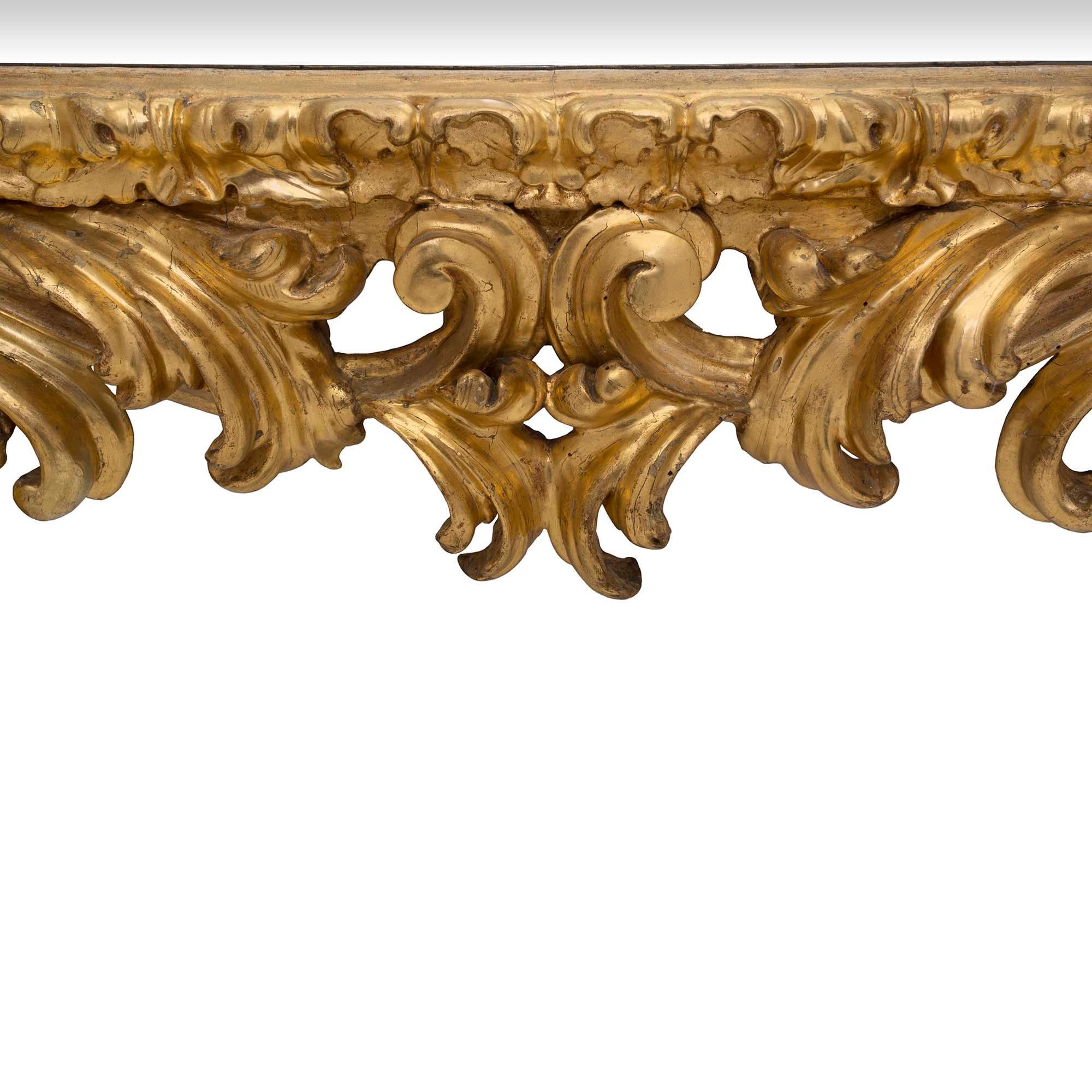 Miroir italien en bois doré baroque d'époque Louis XIV du 17ème siècle en vente 2