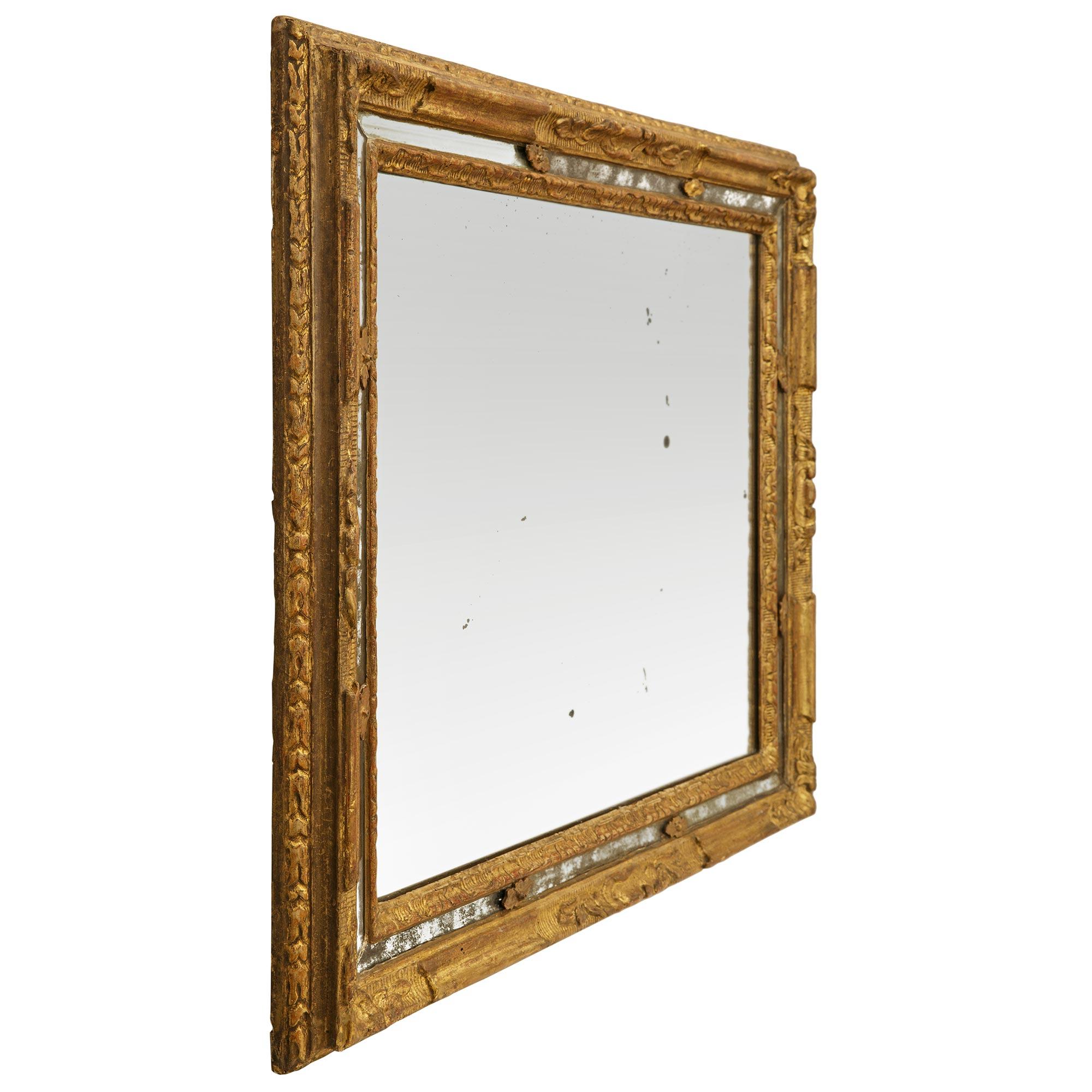 Miroir italien en bois doré d'époque Louis XIV du XVIIe siècle Bon état - En vente à West Palm Beach, FL