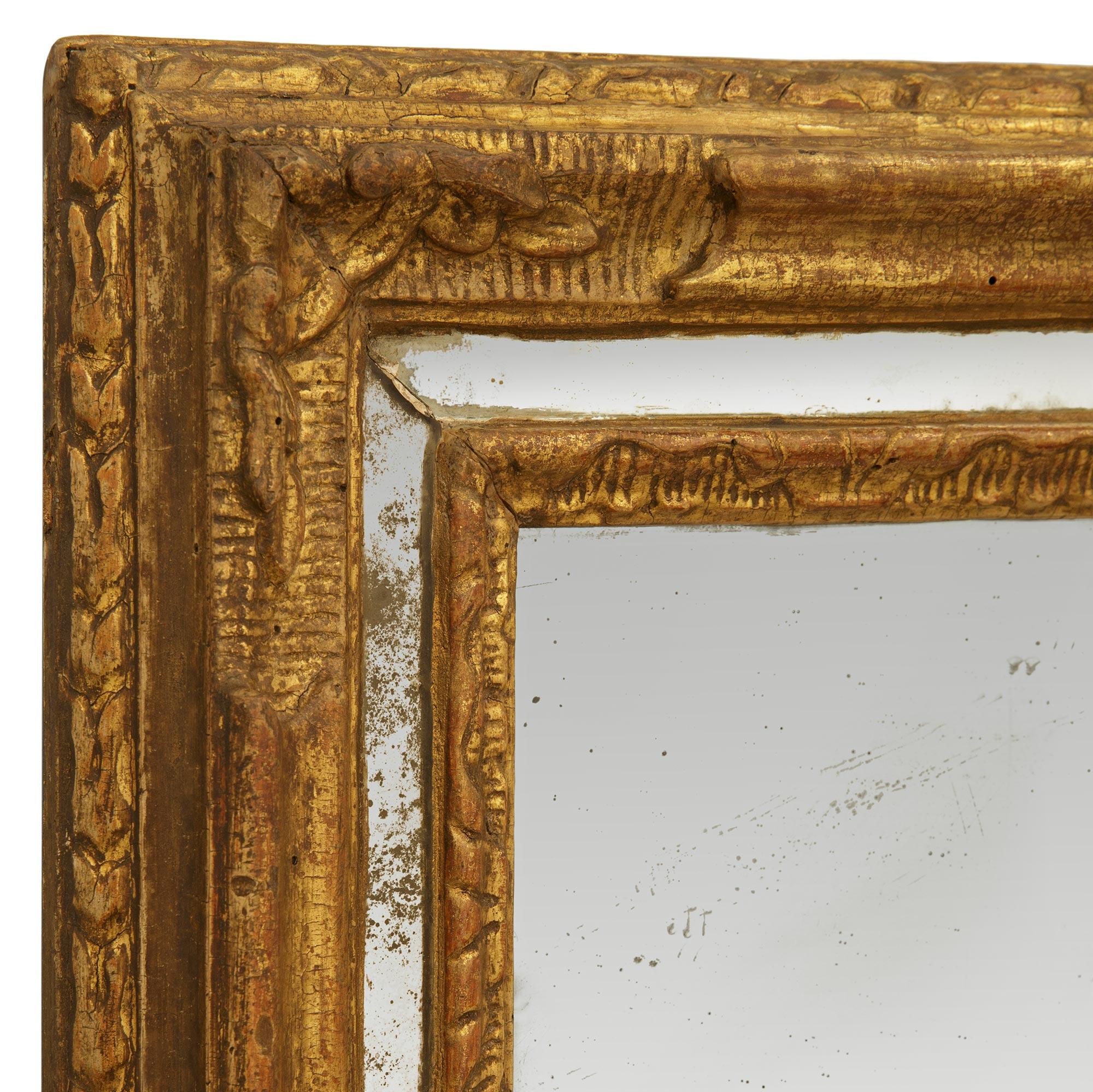 XVIIIe siècle et antérieur Miroir italien en bois doré d'époque Louis XIV du XVIIe siècle en vente