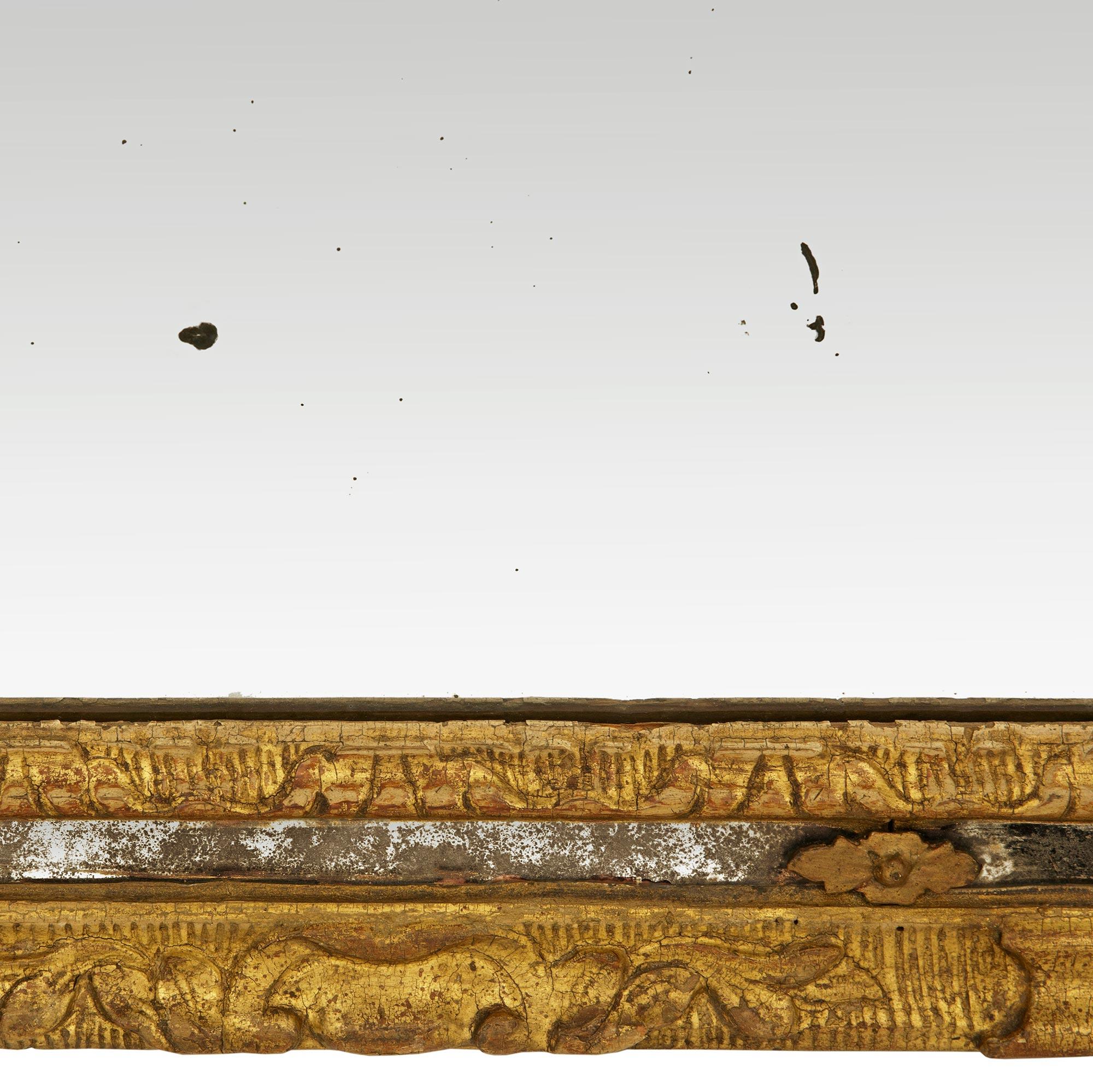 Miroir italien en bois doré d'époque Louis XIV du XVIIe siècle en vente 2