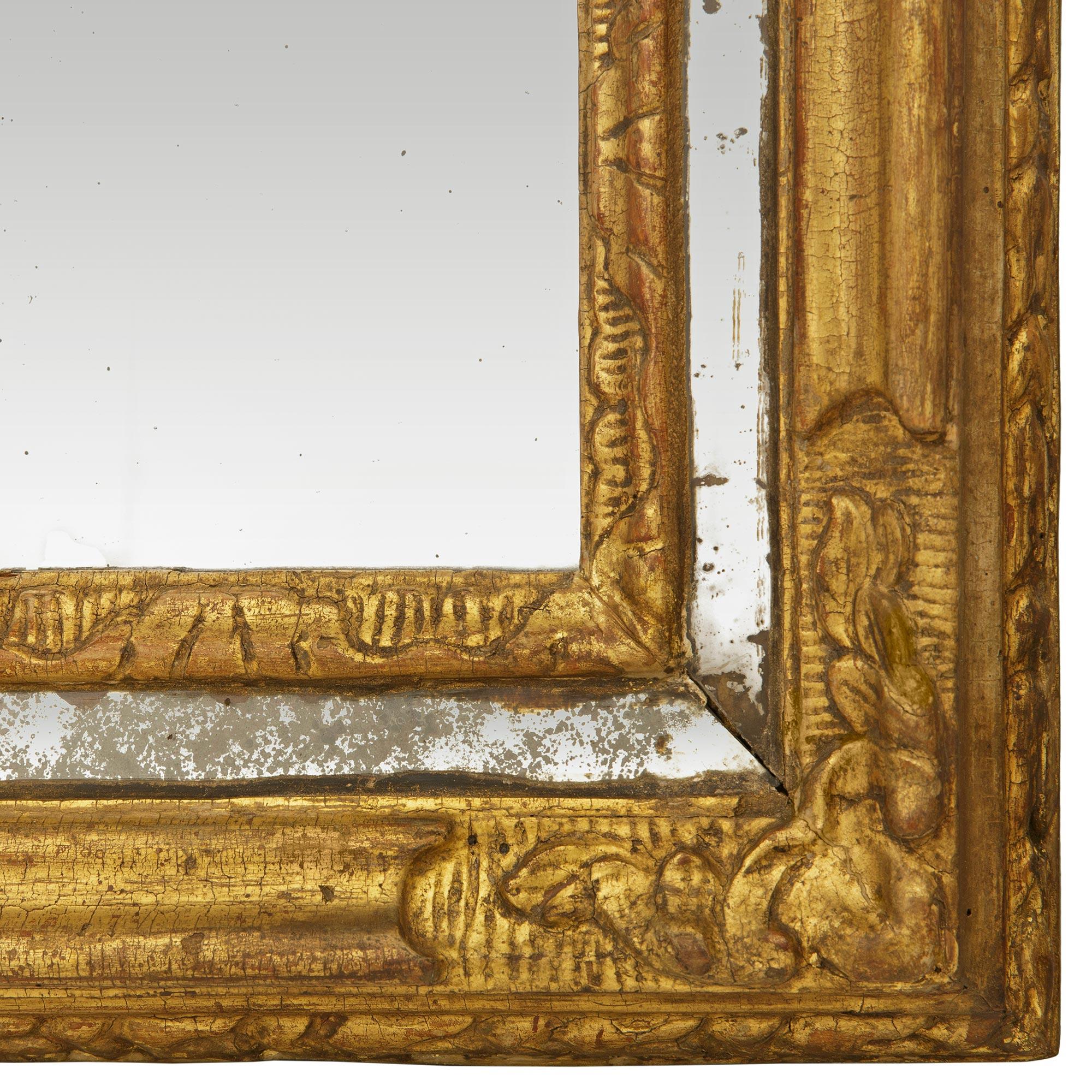 Miroir italien en bois doré d'époque Louis XIV du XVIIe siècle en vente 3