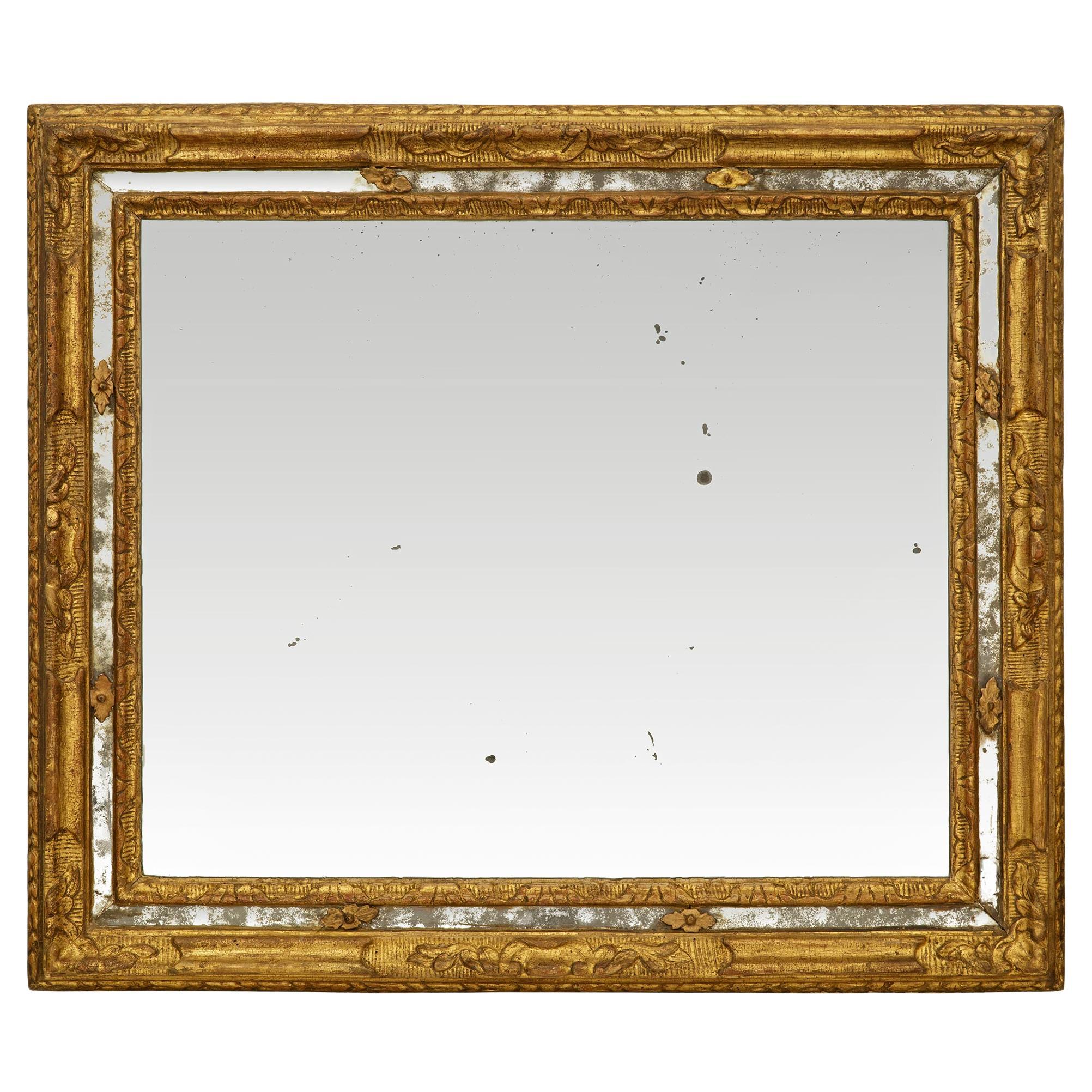 Specchio italiano del XVII secolo di epoca Luigi XIV in legno dorato