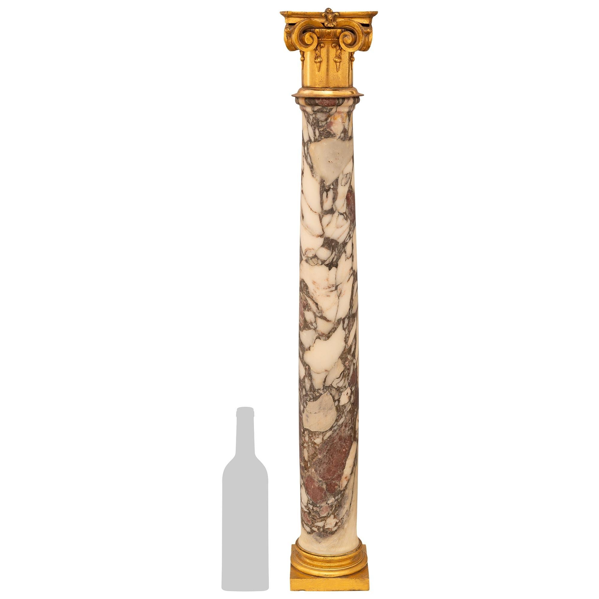 





Colonne en bronze doré et en marbre Bréche Violette de grande qualité et très décorative, datant du XVIIe siècle. Cette superbe colonne, qui a conservé toute sa dorure d'origine, est surmontée d'un socle circulaire à bords marbrés reposant sur