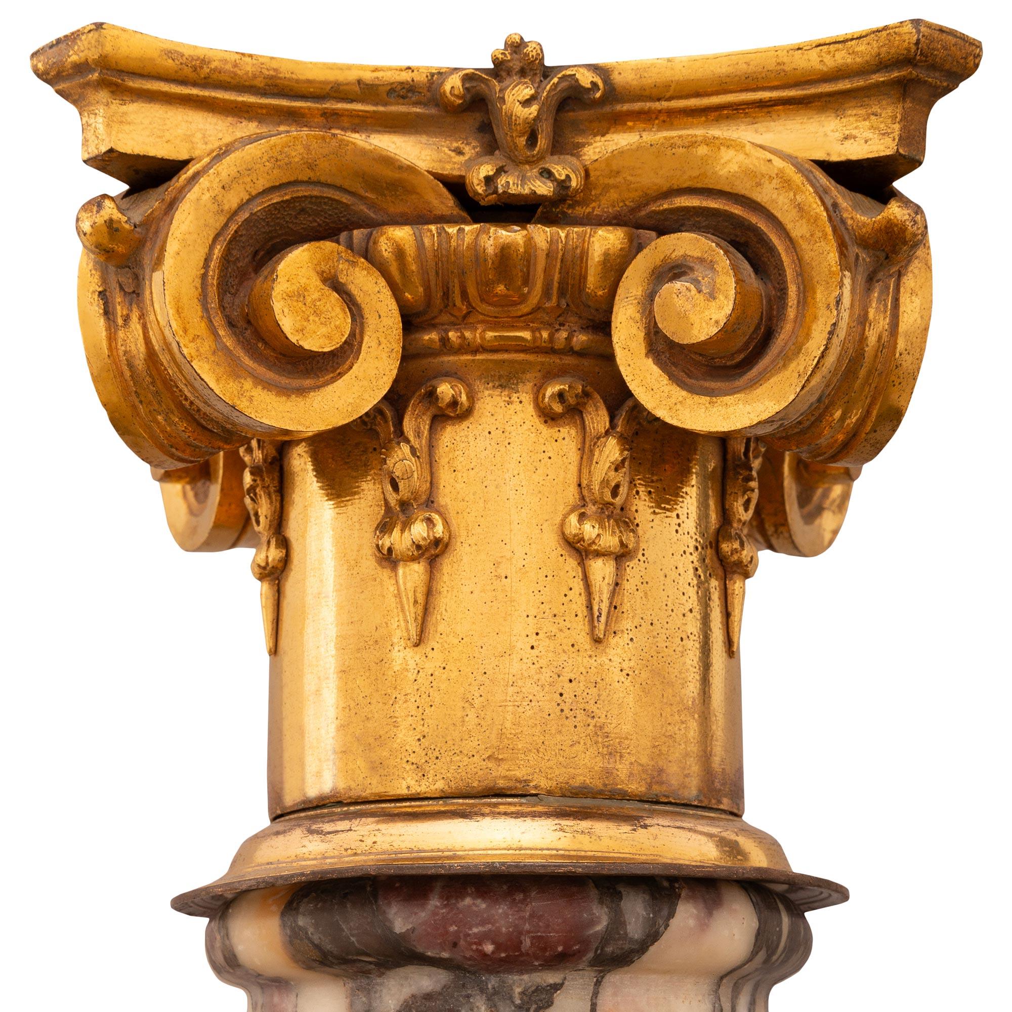 Columna italiana de Ormolu y mármol Bréche Violette del siglo XVII. en Bueno estado para la venta en West Palm Beach, FL