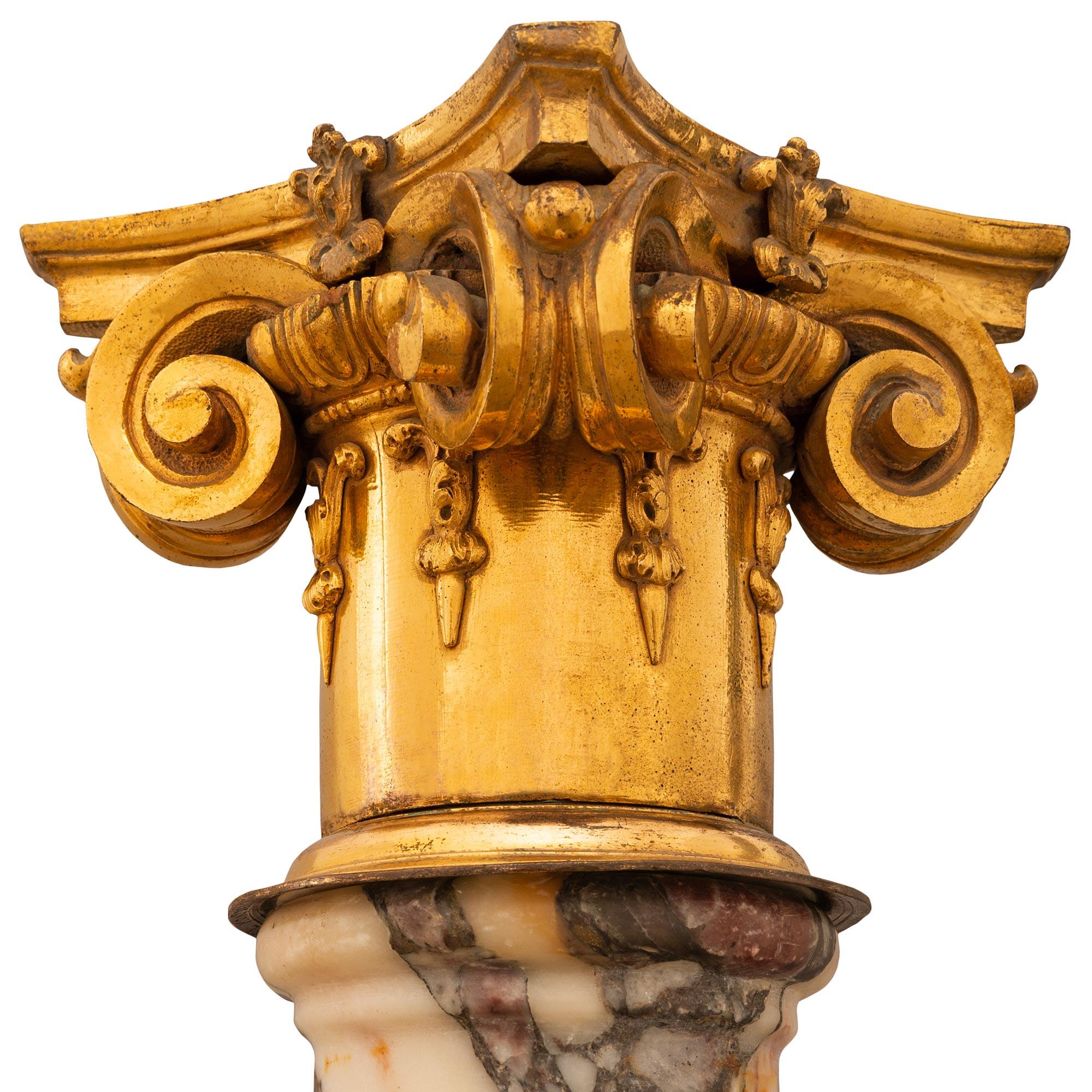 XVIIIe siècle et antérieur Colonne italienne du 17e siècle en bronze doré et en marbre Bréche Violette en vente
