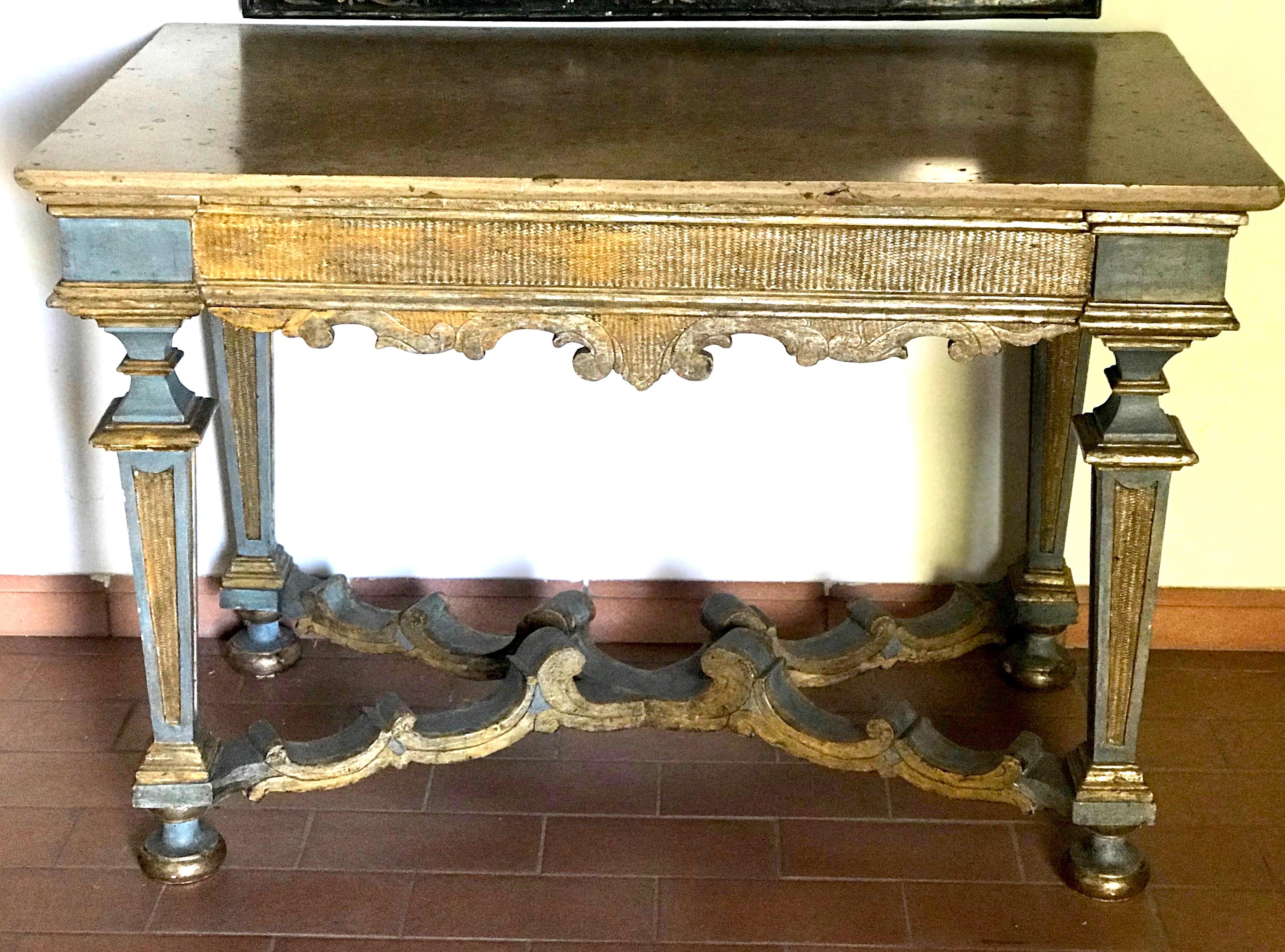 Italienischer Konsolentisch aus dem 17. Jahrhundert, bemalt und teilweise vergoldet im Zustand „Gut“ im Angebot in Rome, IT