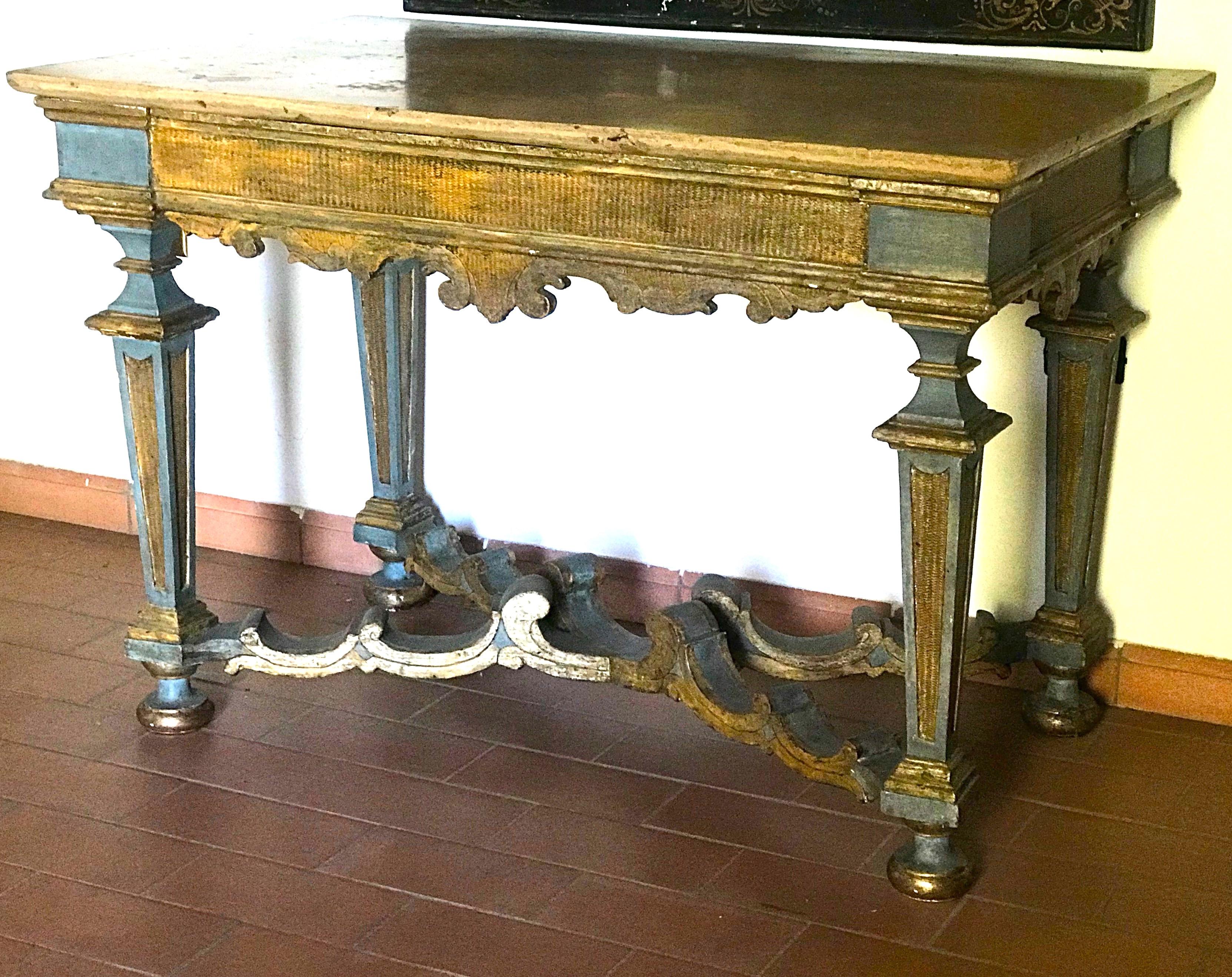 Italienischer Konsolentisch aus dem 17. Jahrhundert, bemalt und teilweise vergoldet (Holz) im Angebot