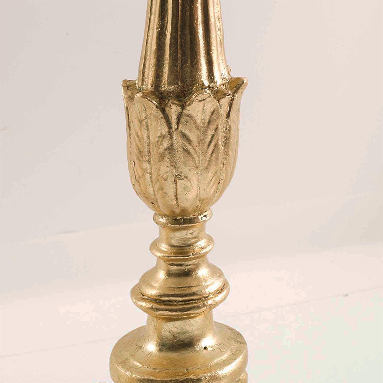 Doré Paire de torchères décoratives italiennes du 17ème siècle en bois de noyer doré sculpté à la main en vente
