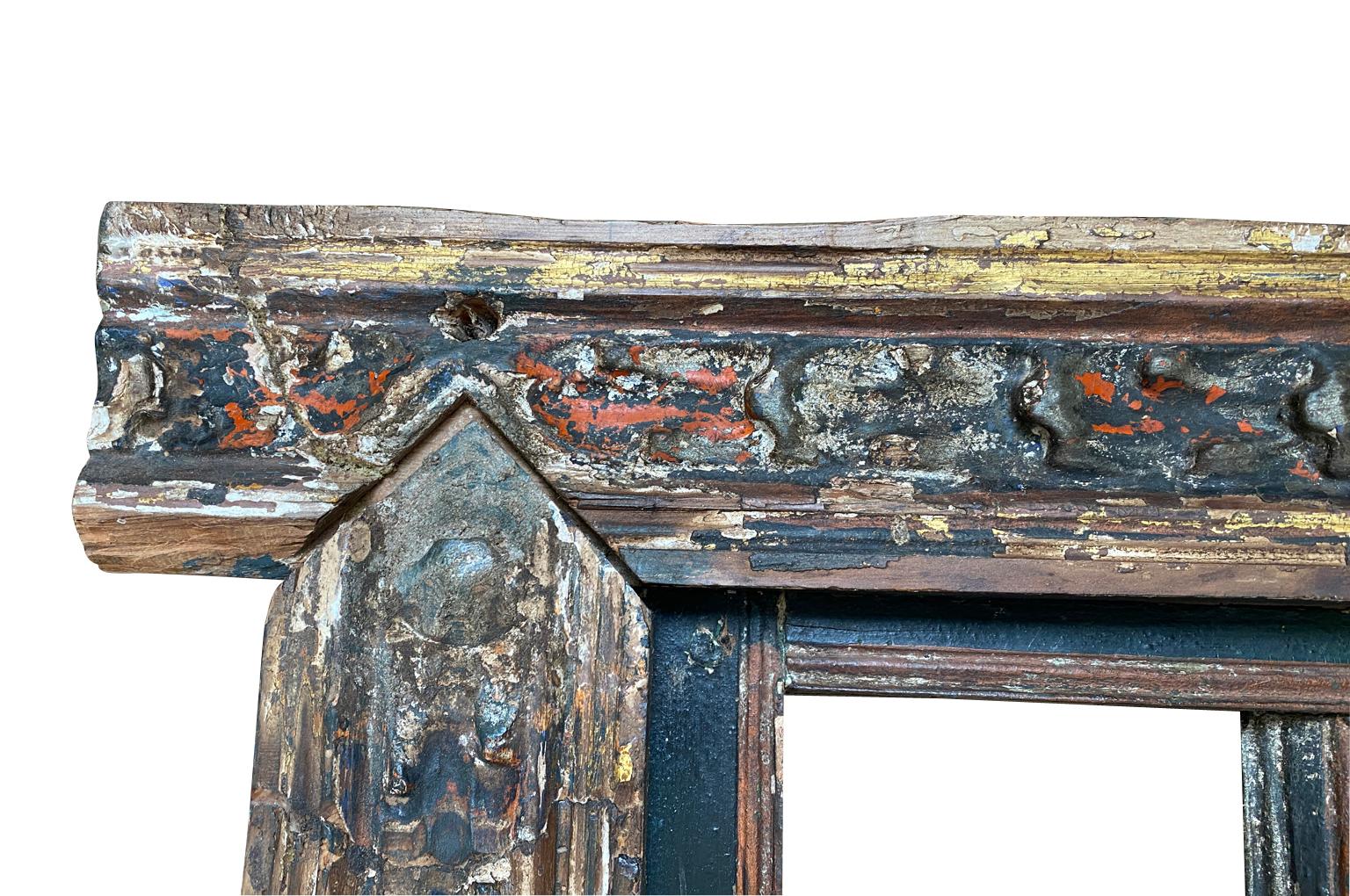 Une étonnante paire de portes de séparation du milieu du XVIIe siècle provenant de la région de Gênes en Italie.  Magnifique construction en bois polychrome avec une finition et une patine fabuleuses.  Les mesures ci-dessous incluent le cadre.  Un
