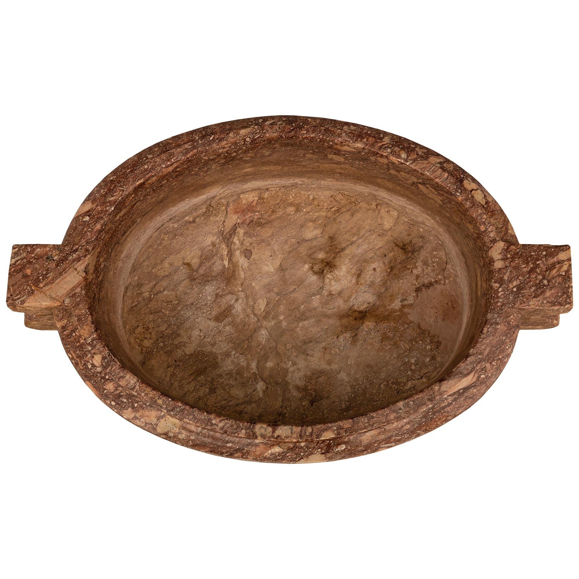 Eine stattliche und großformatige italienische Pflanzschale/Urne aus Sarrancolin-Marmor aus dem 17. Die beeindruckende Urne wird von einem gesprenkelten und gedrechselten Sockel unter der massiven Sarrancolin-Marmorschale getragen. Der ovale Korpus