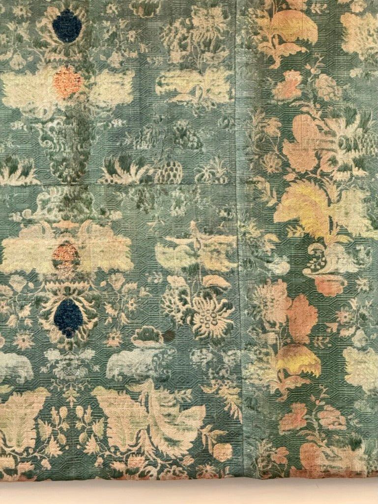 Italienische Lampas-Tafel aus Seide aus dem 17. Jahrhundert. Blaugrüner Seidenbrokat mit blassorangem und gelbem japanischem Blattmuster, mit Blumen aus Seiden-Chenille in der Mitte. Der ursprüngliche Stoff mit einer Breite von ca. 21