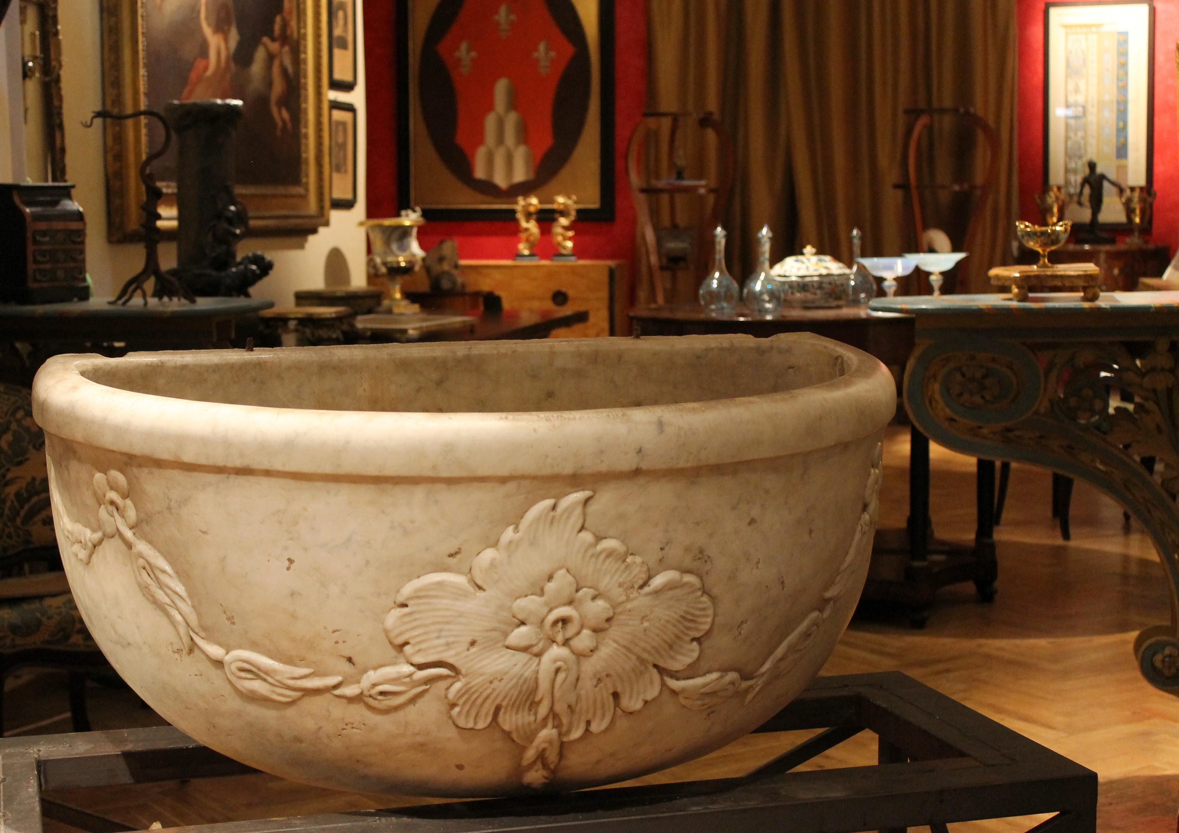 Italian 17th Century Solid Hand Carved White Carrara Marble Fountain or Basin For Sale 5