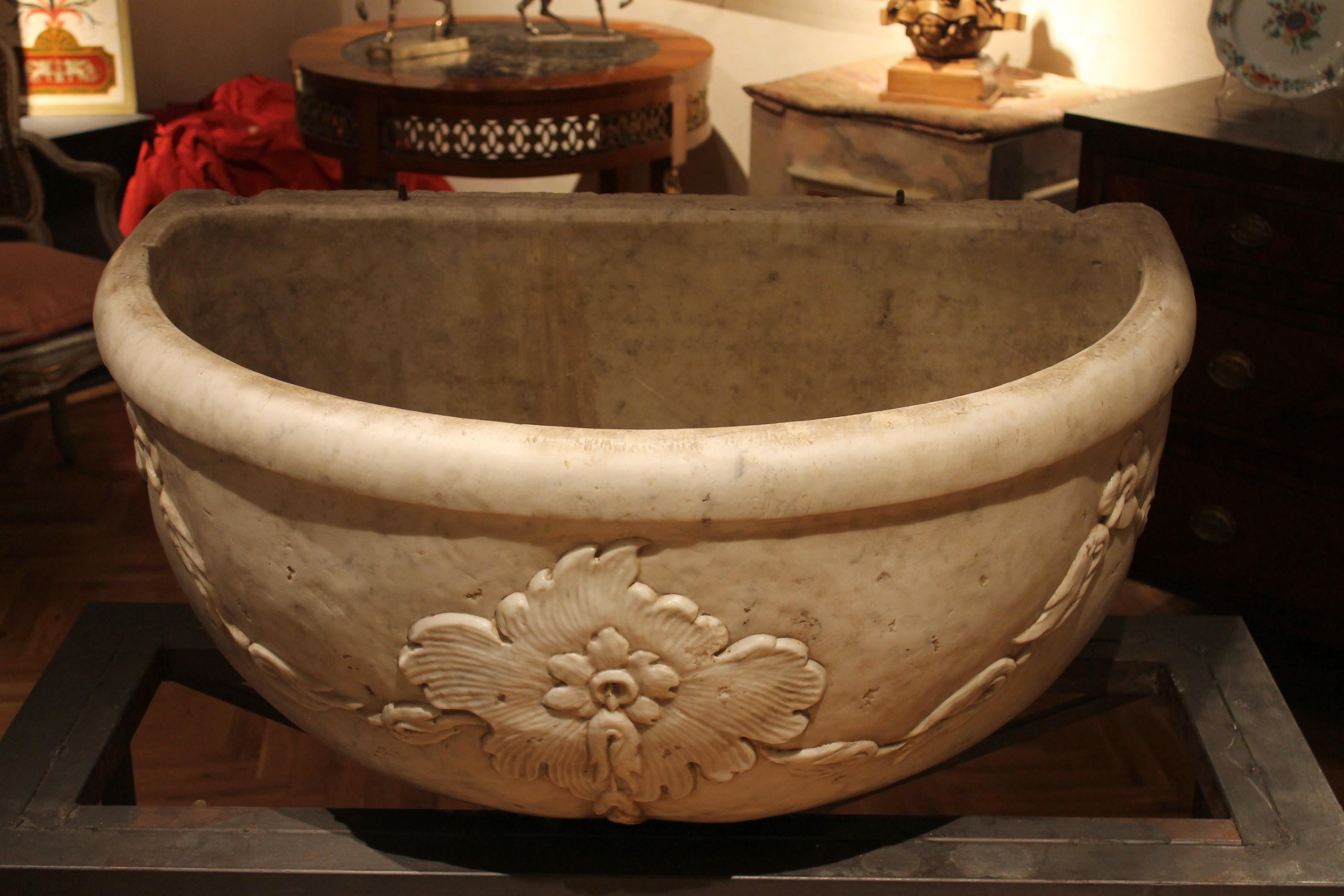 Italian 17th Century Solid Hand Carved White Carrara Marble Fountain or Basin For Sale 6