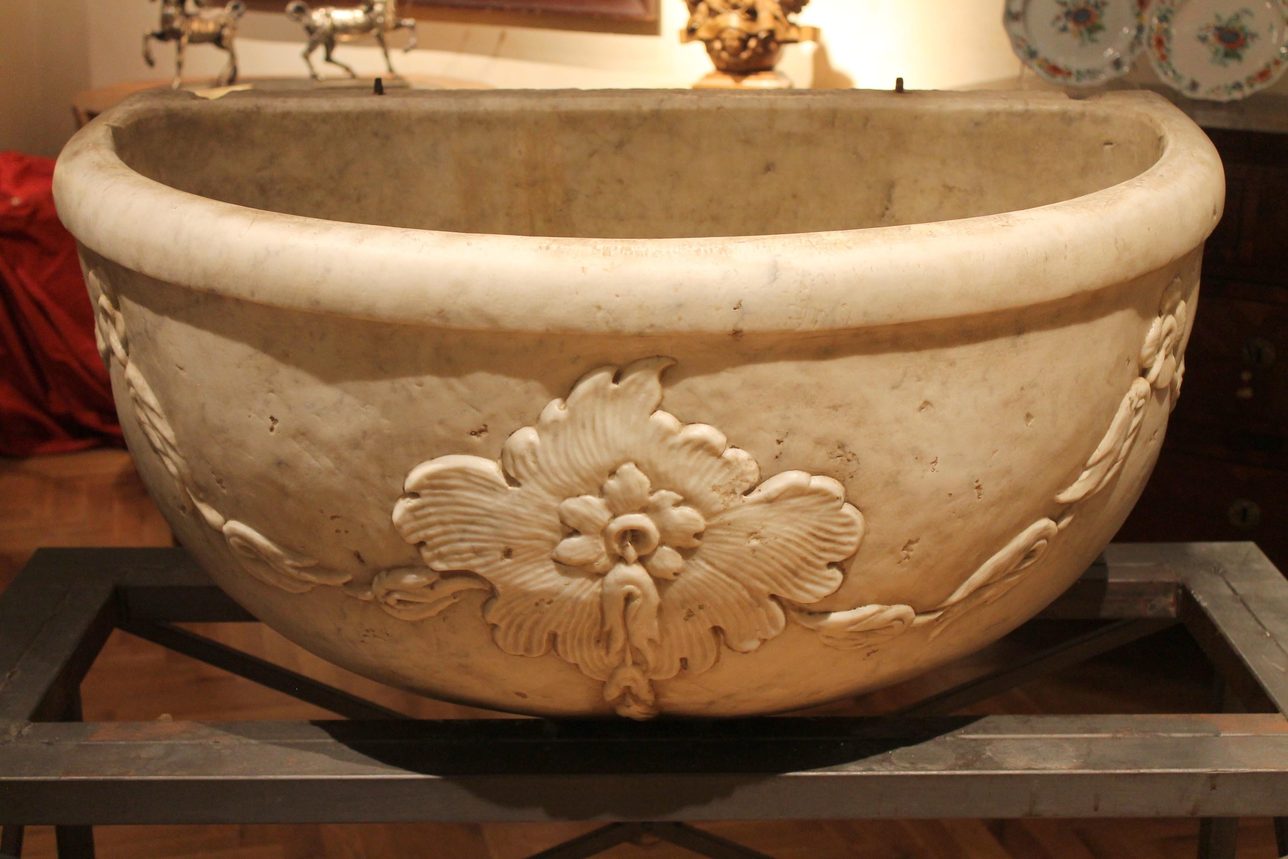 Italian 17th Century Solid Hand Carved White Carrara Marble Fountain or Basin For Sale 2