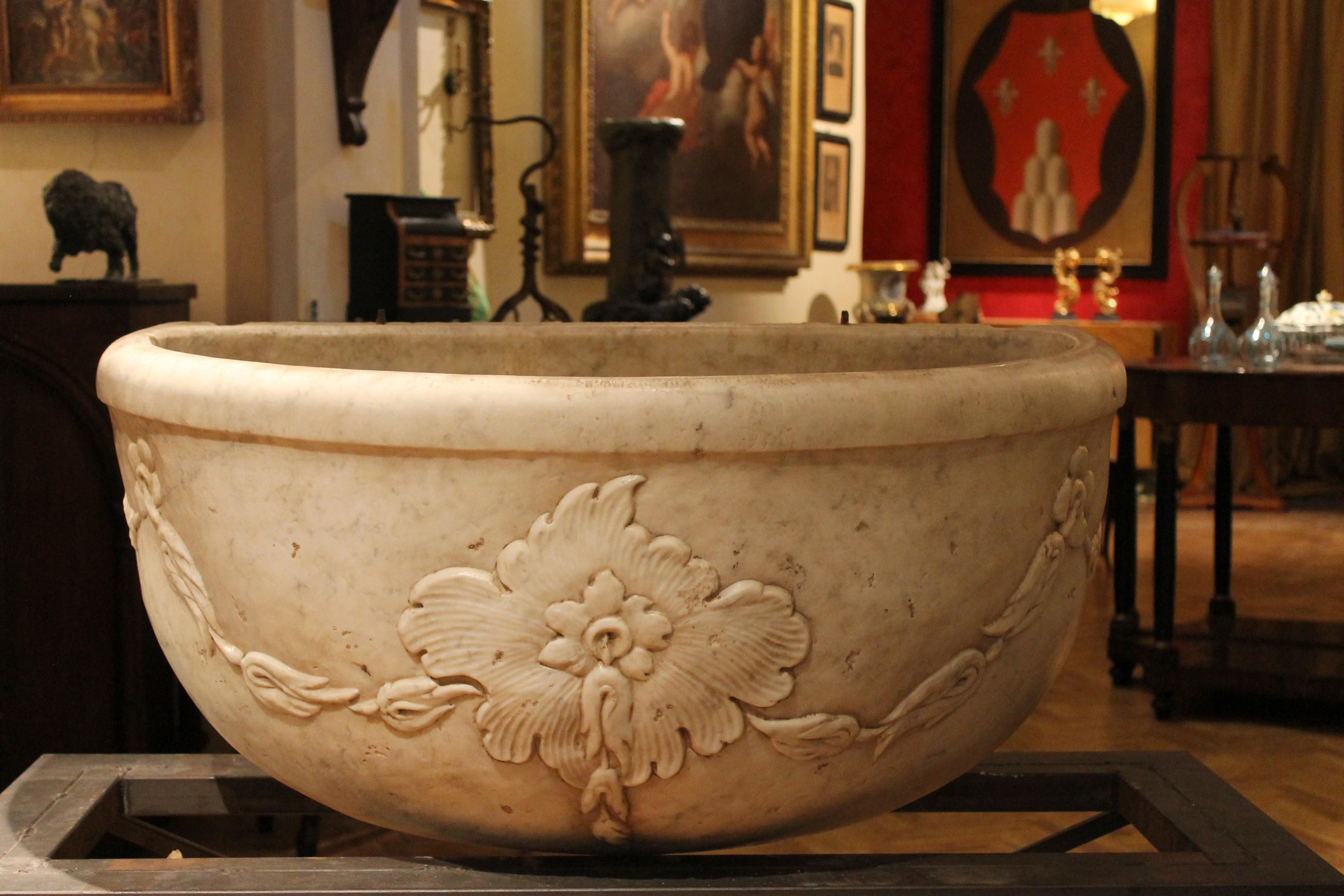 Italian 17th Century Solid Hand Carved White Carrara Marble Fountain or Basin For Sale 3