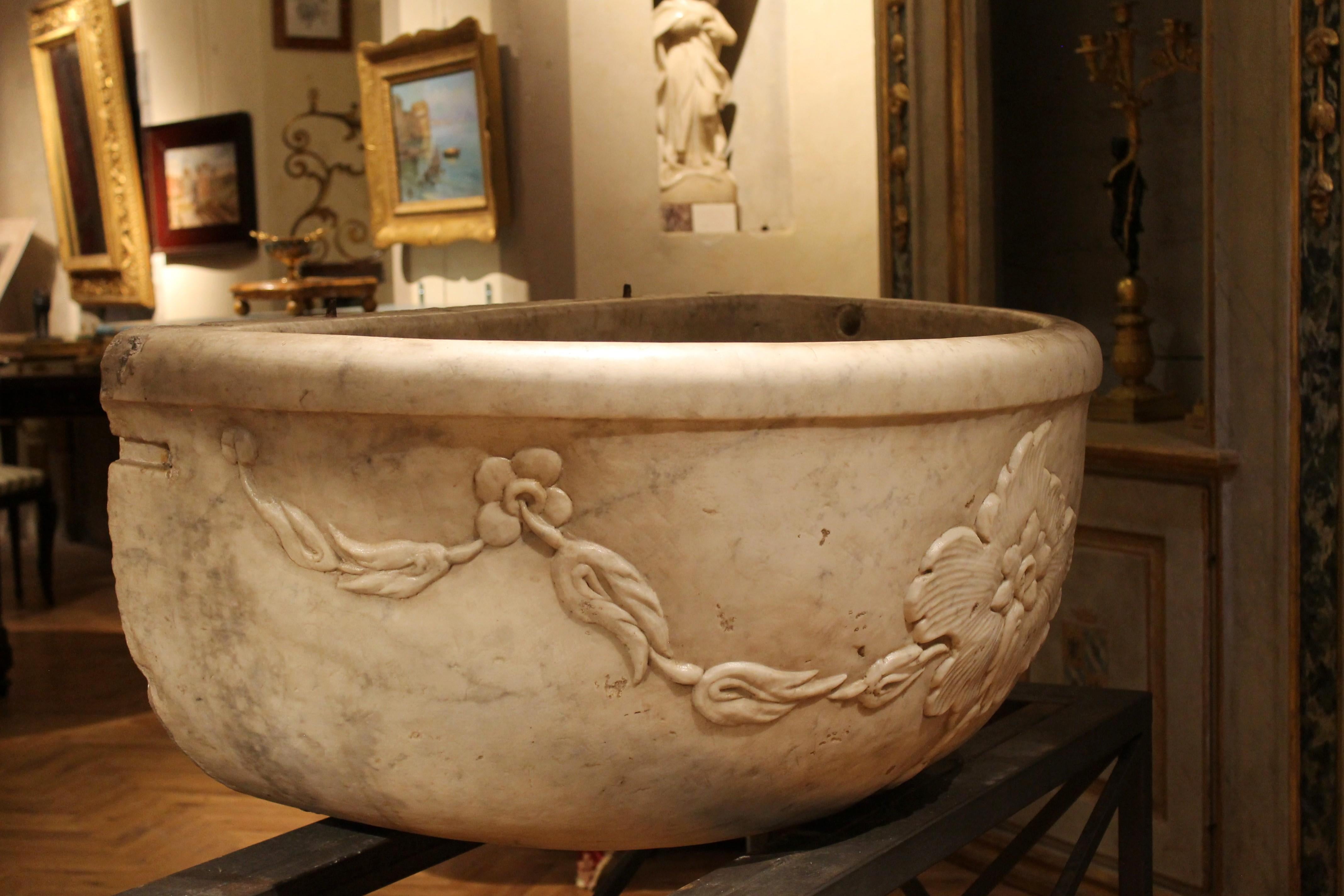 Italian 17th Century Solid Hand Carved White Carrara Marble Fountain or Basin For Sale 4