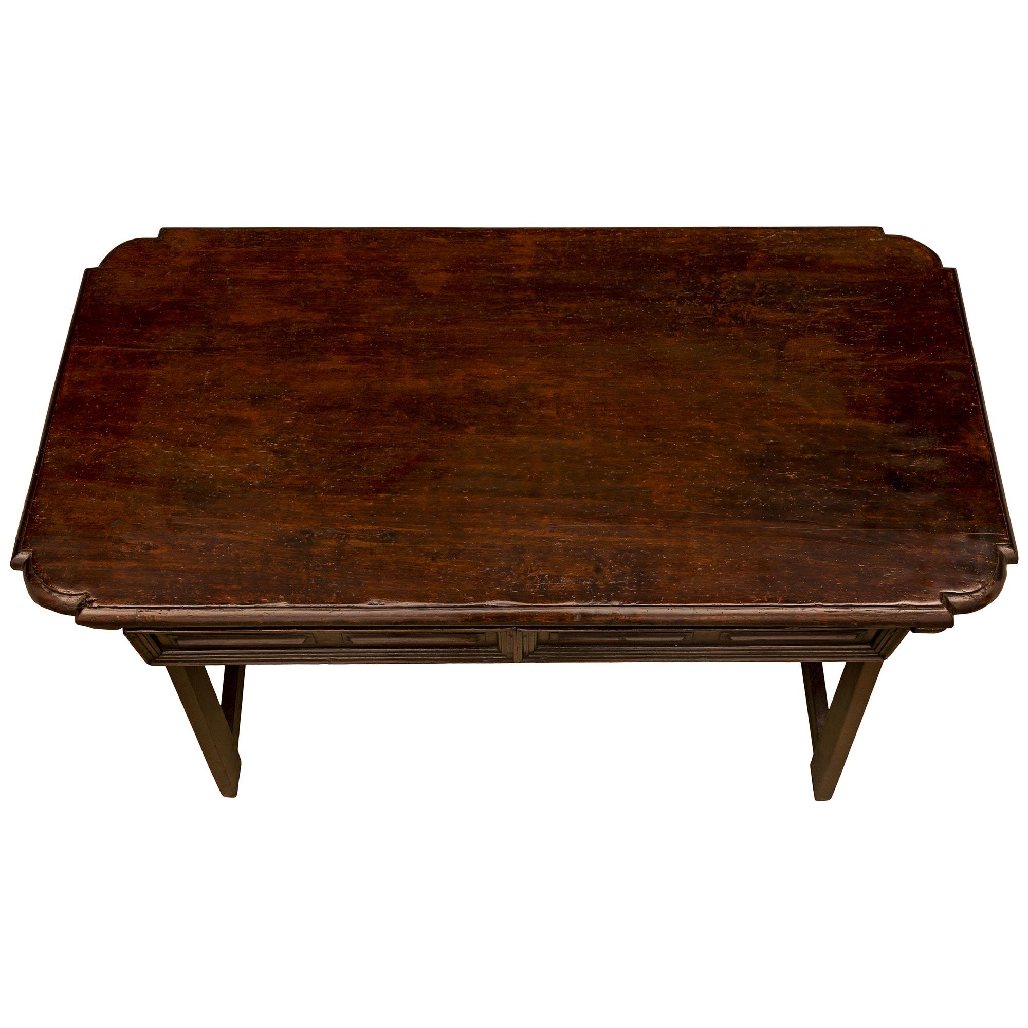 Magnifique bureau/table d'appoint en noyer de style toscan du XVIIe siècle. Le bureau à deux tiroirs est surélevé par des pieds coniques rectangulaires élégants à un angle oblique des plus décoratifs, reliés par un châssis horizontal droit avec un