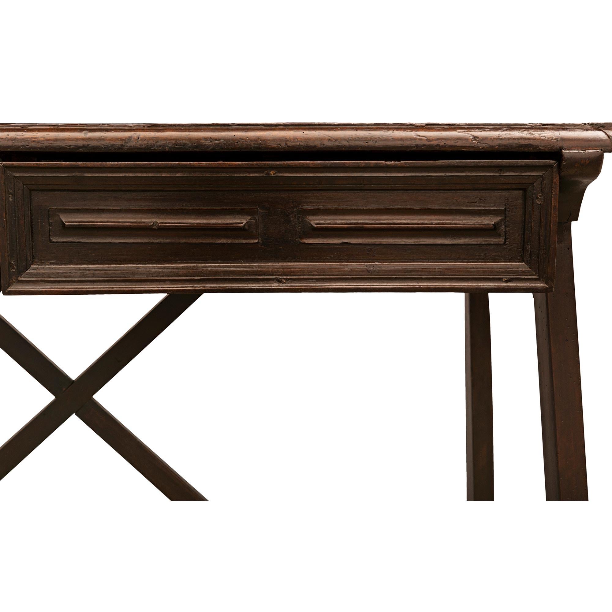 Italian 17th Century Tuscan St. Walnut Desk/Side Table In Good Condition For Sale In West Palm Beach, FL