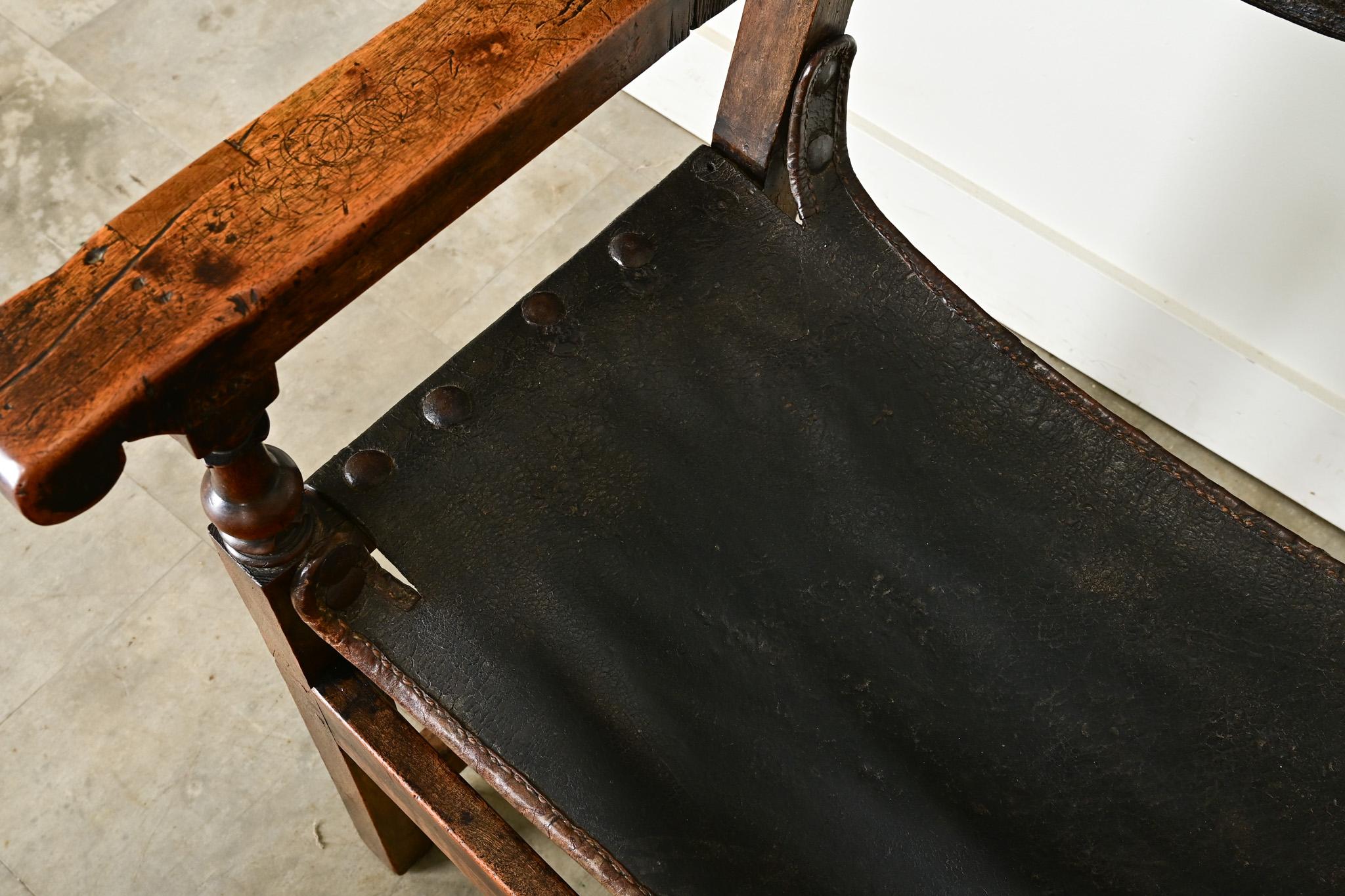 Fauteuil italien du 17e siècle en noyer et cuir en vente 3