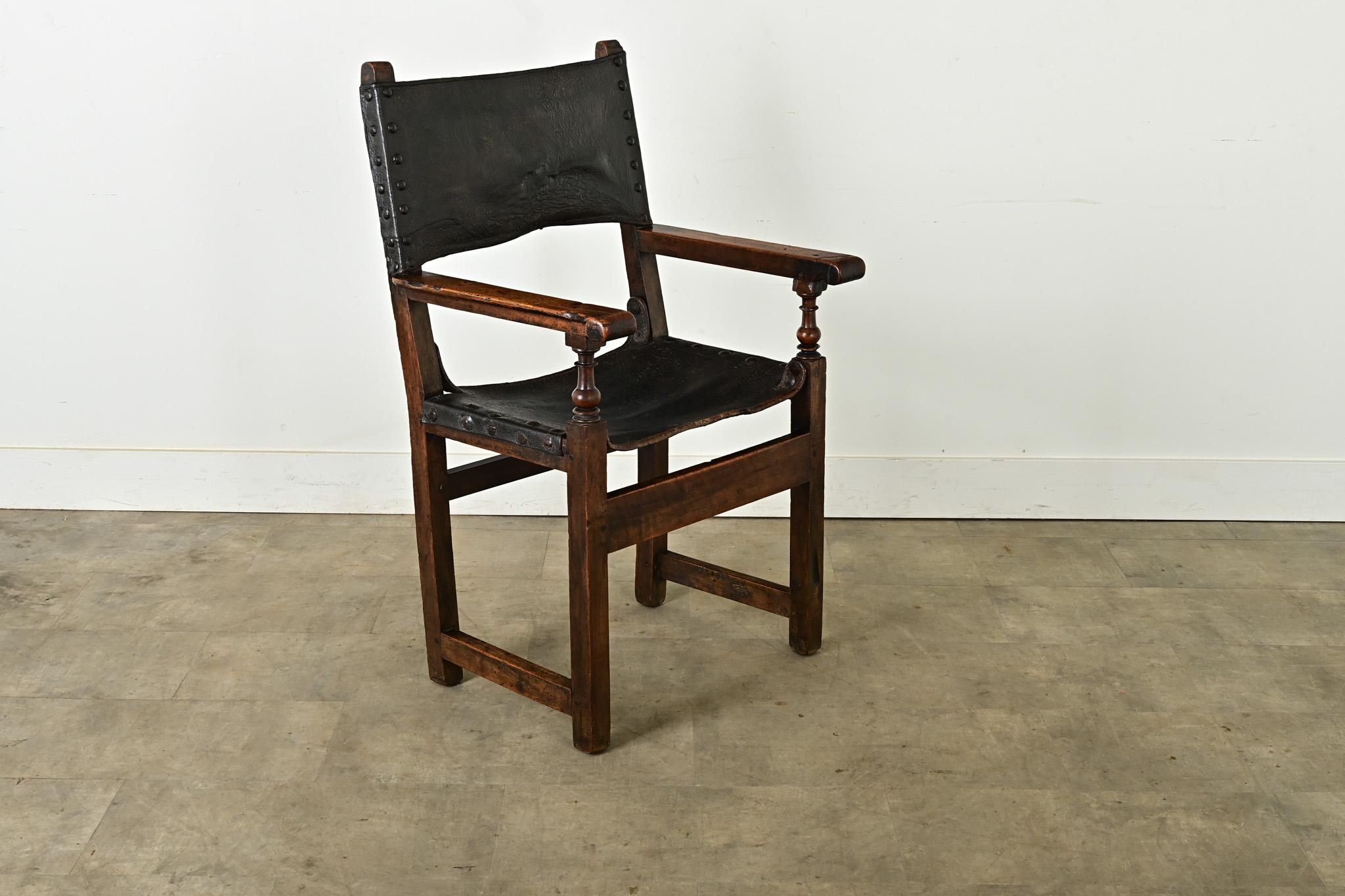 Fauteuil italien du 17e siècle en noyer et cuir en vente 5