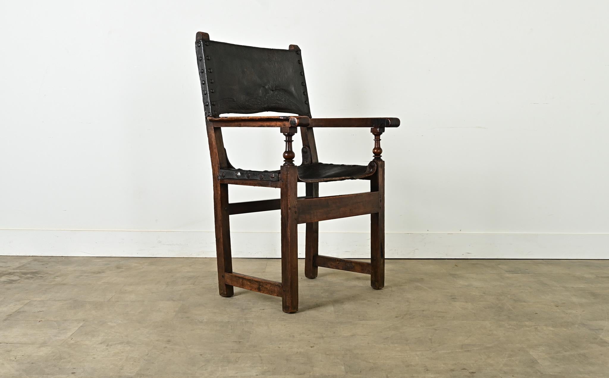 Fauteuil italien du 17e siècle en noyer et cuir en vente 6