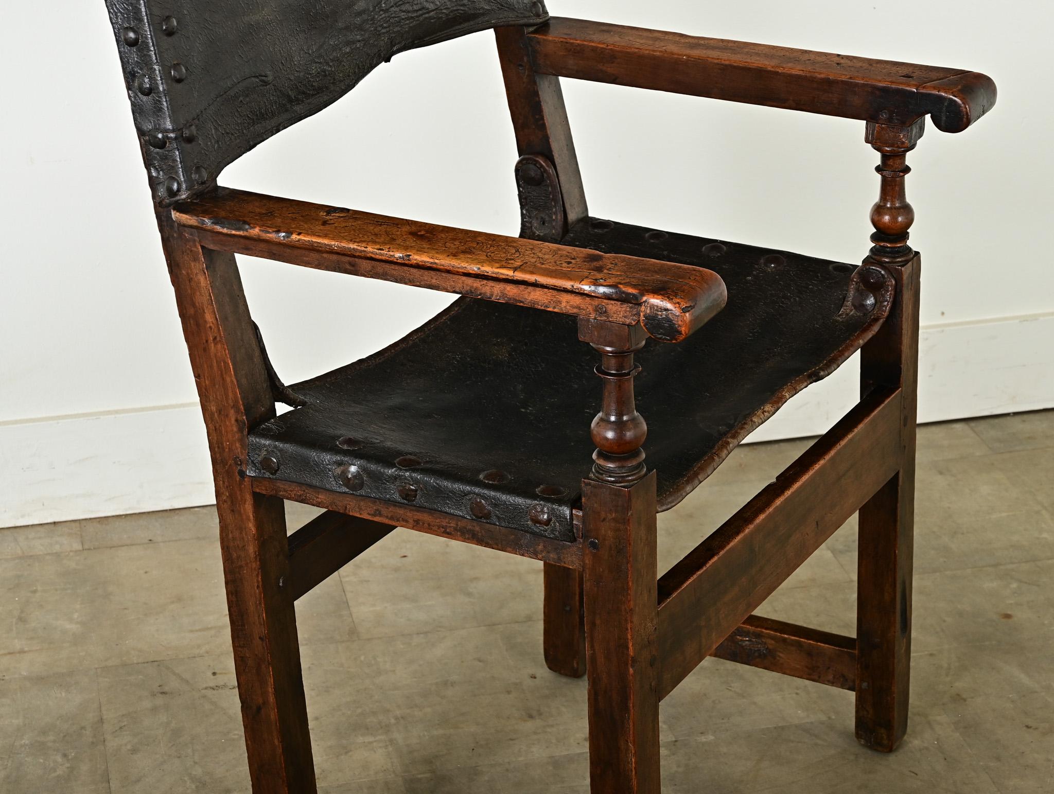 Fauteuil italien du 17e siècle en noyer et cuir en vente 7