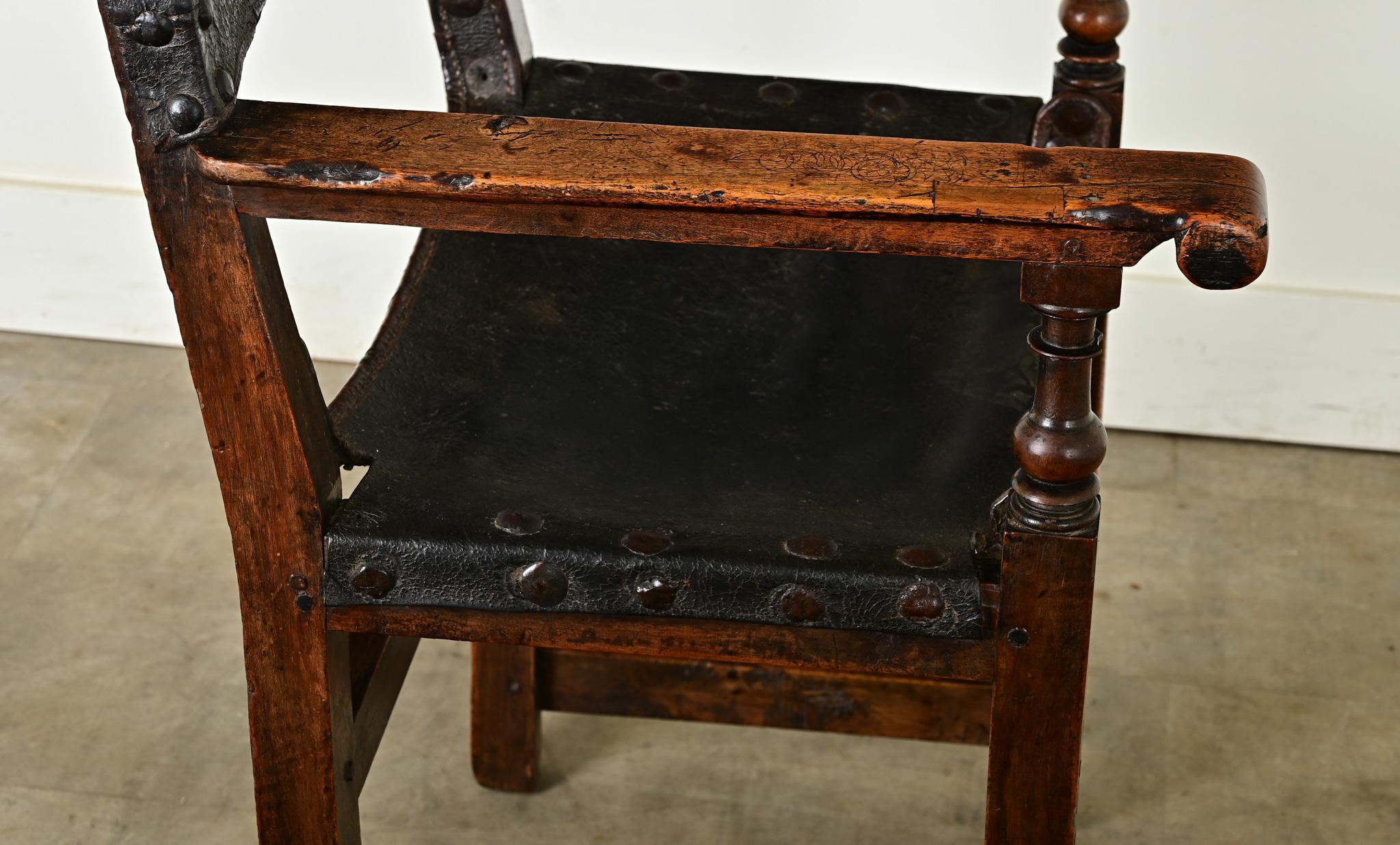 Fauteuil italien du 17e siècle en noyer et cuir en vente 8