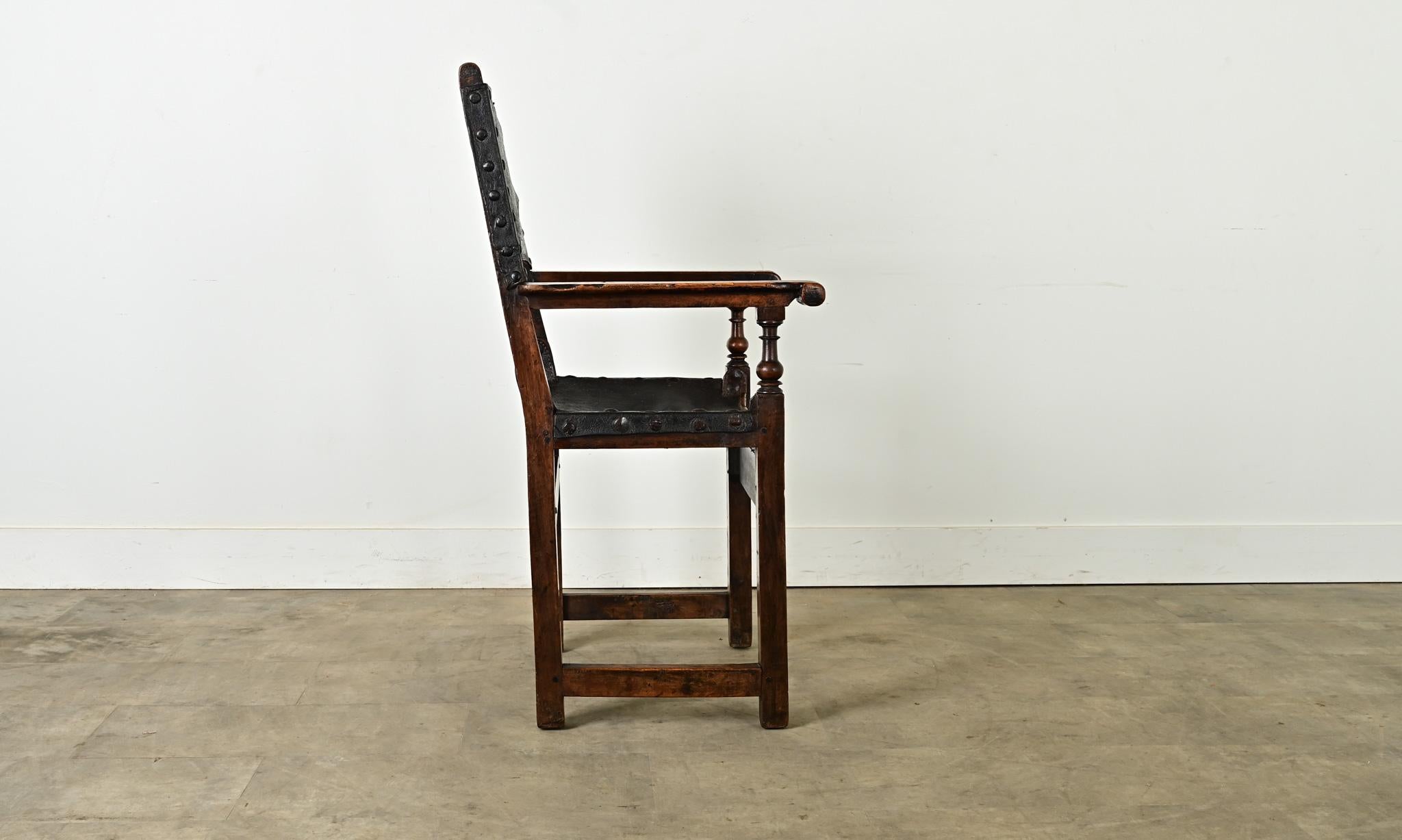 Fauteuil italien du 17e siècle en noyer et cuir en vente 9