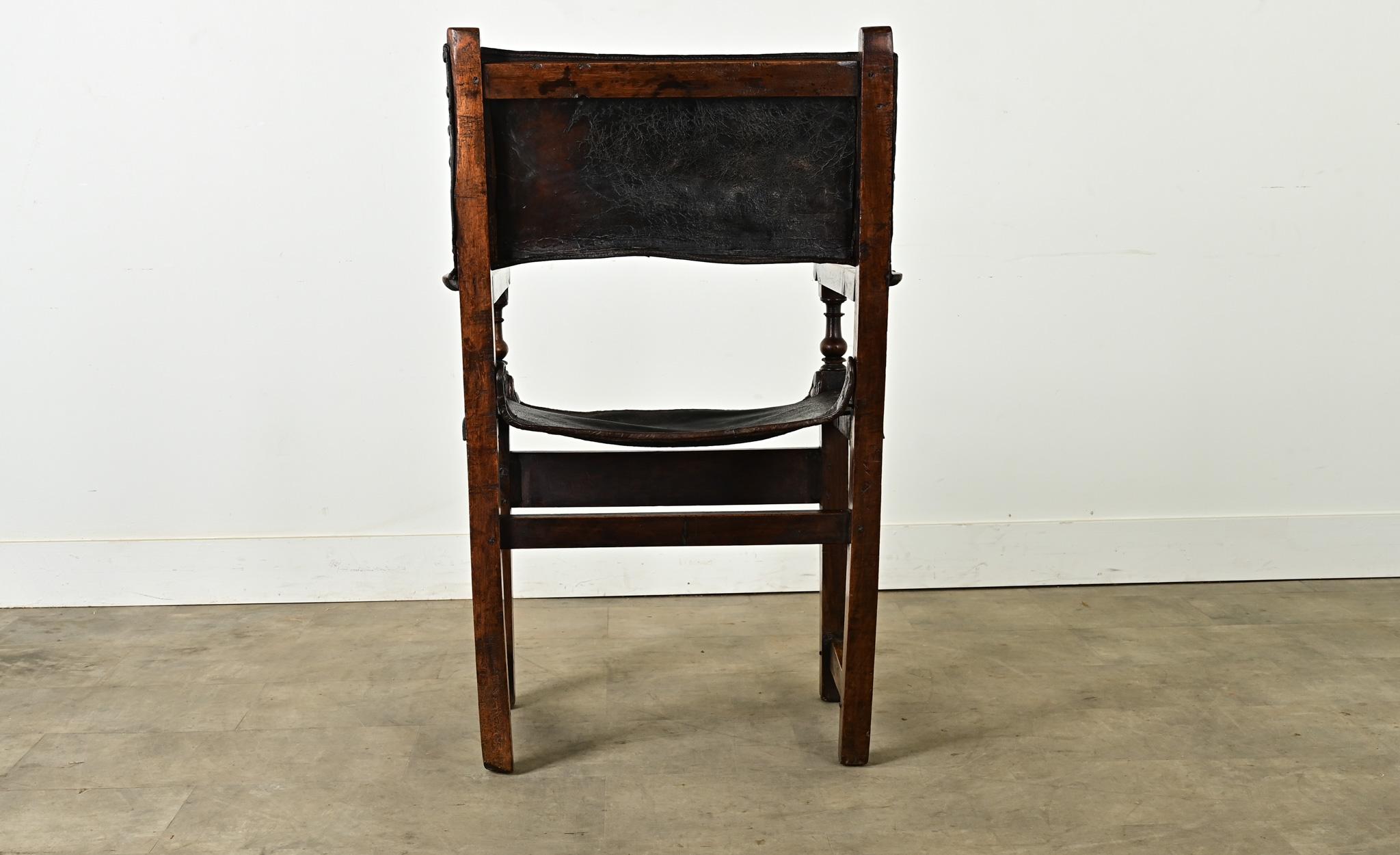 Fauteuil italien du 17e siècle en noyer et cuir en vente 10