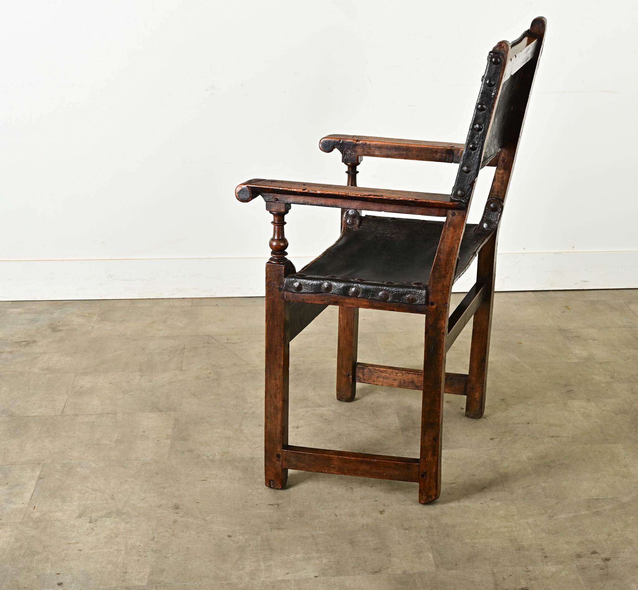 Fauteuil italien du 17e siècle en noyer et cuir en vente 11
