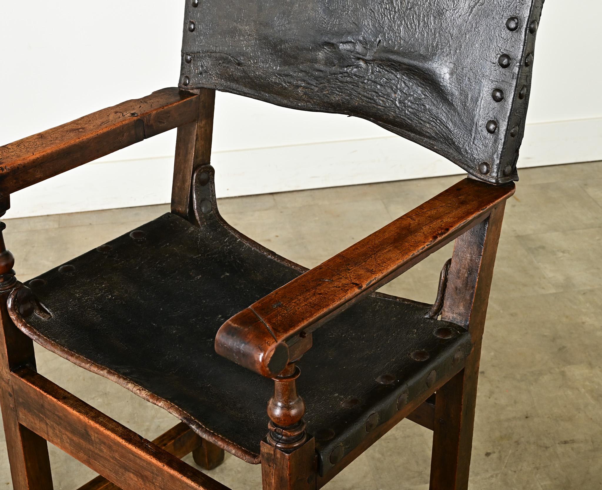 Fauteuil italien du 17e siècle en noyer et cuir en vente 12
