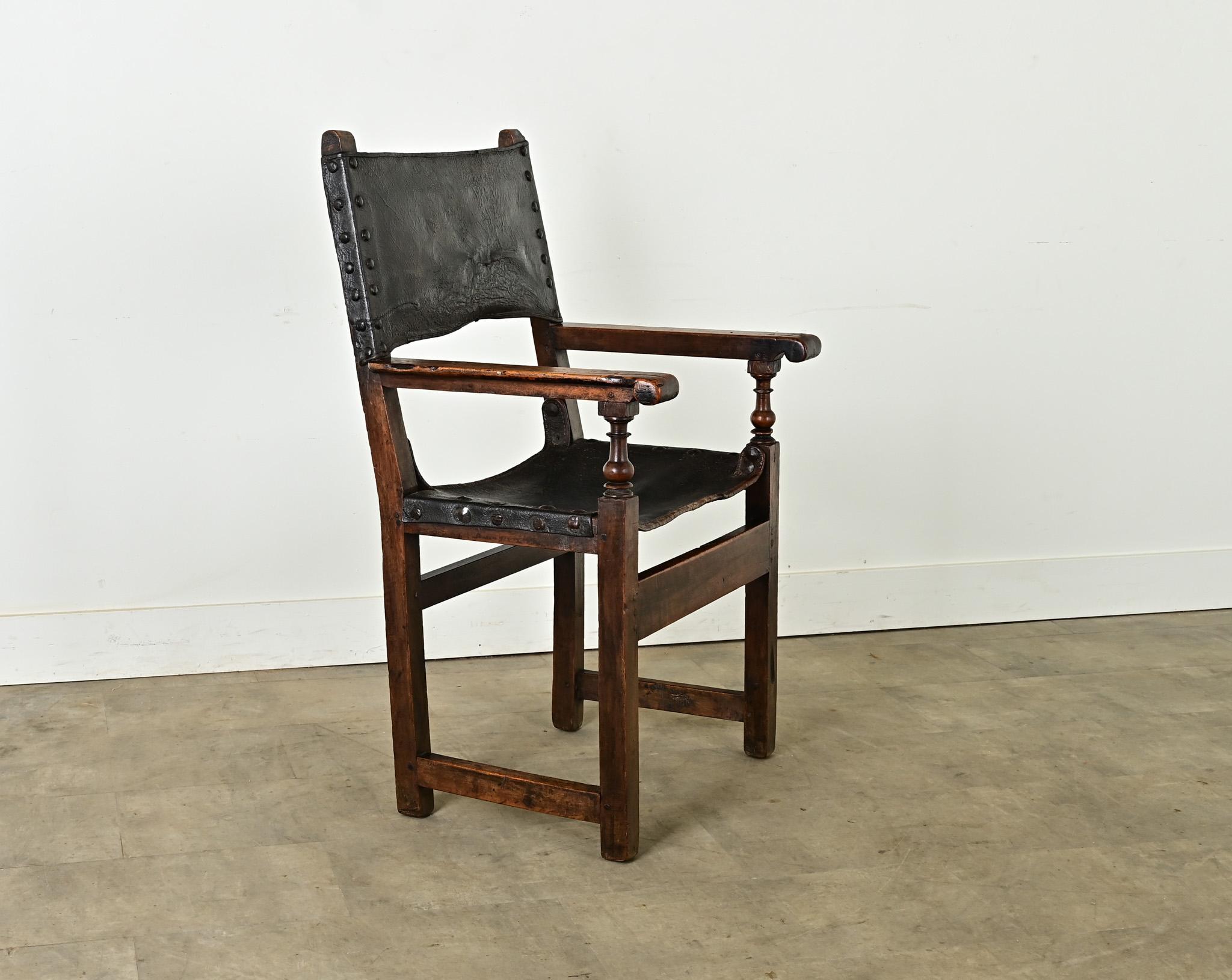 Ce fauteuil italien de 1680 peut ressembler à un trône, mais il s'agit en fait d'un exemple merveilleusement patiné d'une chaise de frère - appelée historiquement 