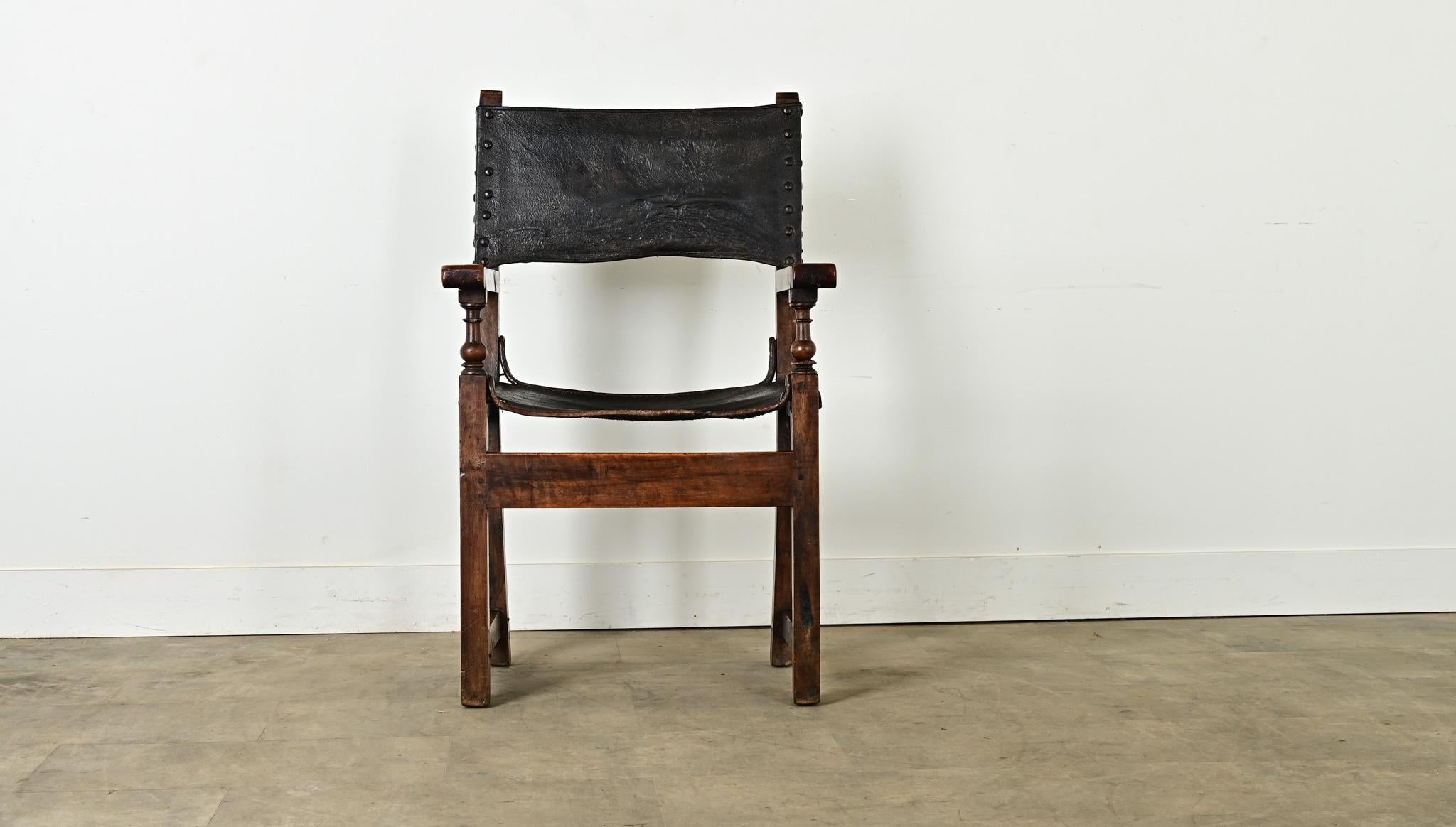 Renaissance Fauteuil italien du 17e siècle en noyer et cuir en vente